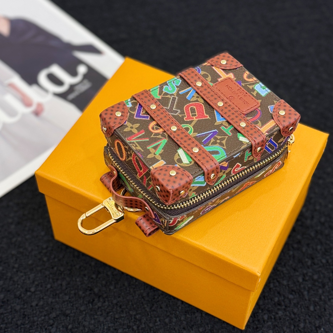 ❗️新品❗️迷你双肩盒子包挂饰 8色出货❤️
☀️Louis Vuitton 路易威登lv迷你双肩盒子包钥匙扣挂件
☀️PU材质 原版logo 可放卡片 零钱等小物件 
☀️size:10.5×7.5×5cm 
☀️编码：M69483
☀️ Party Palm Springs 牛皮革以功能性设计透露些许反叛精神。Monogram 帆布塑造袖珍Palm Springs ，拉链开合便于容纳各色小物，更有路易威登巴黎标识标签增添品牌韵味。