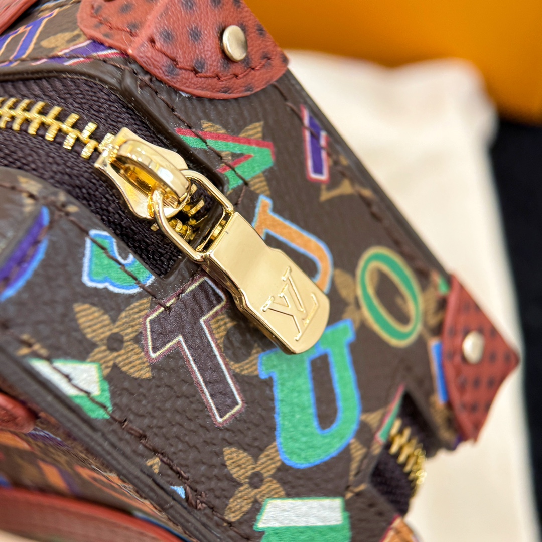 ❗️新品❗️迷你双肩盒子包挂饰 8色出货❤️
☀️Louis Vuitton 路易威登lv迷你双肩盒子包钥匙扣挂件
☀️PU材质 原版logo 可放卡片 零钱等小物件 
☀️size:10.5×7.5×5cm 
☀️编码：M69483
☀️ Party Palm Springs 牛皮革以功能性设计透露些许反叛精神。Monogram 帆布塑造袖珍Palm Springs ，拉链开合便于容纳各色小物，更有路易威登巴黎标识标签增添品牌韵味。