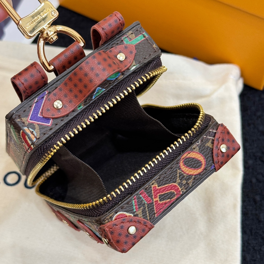 ❗️新品❗️迷你双肩盒子包挂饰 8色出货❤️
☀️Louis Vuitton 路易威登lv迷你双肩盒子包钥匙扣挂件
☀️PU材质 原版logo 可放卡片 零钱等小物件 
☀️size:10.5×7.5×5cm 
☀️编码：M69483
☀️ Party Palm Springs 牛皮革以功能性设计透露些许反叛精神。Monogram 帆布塑造袖珍Palm Springs ，拉链开合便于容纳各色小物，更有路易威登巴黎标识标签增添品牌韵味。
