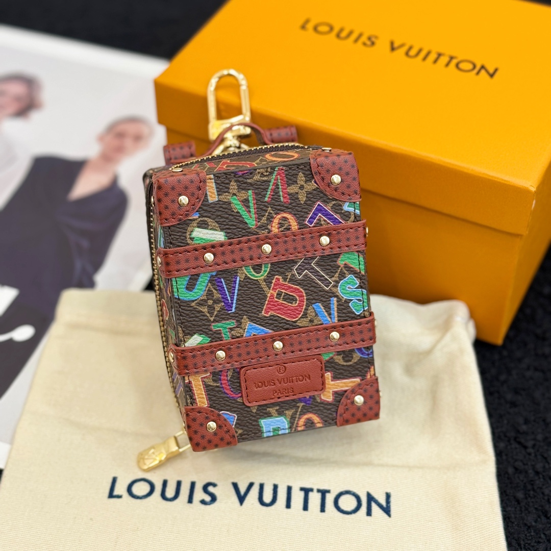 ❗️新品❗️迷你双肩盒子包挂饰 8色出货❤️
☀️Louis Vuitton 路易威登lv迷你双肩盒子包钥匙扣挂件
☀️PU材质 原版logo 可放卡片 零钱等小物件 
☀️size:10.5×7.5×5cm 
☀️编码：M69483
☀️ Party Palm Springs 牛皮革以功能性设计透露些许反叛精神。Monogram 帆布塑造袖珍Palm Springs ，拉链开合便于容纳各色小物，更有路易威登巴黎标识标签增添品牌韵味。