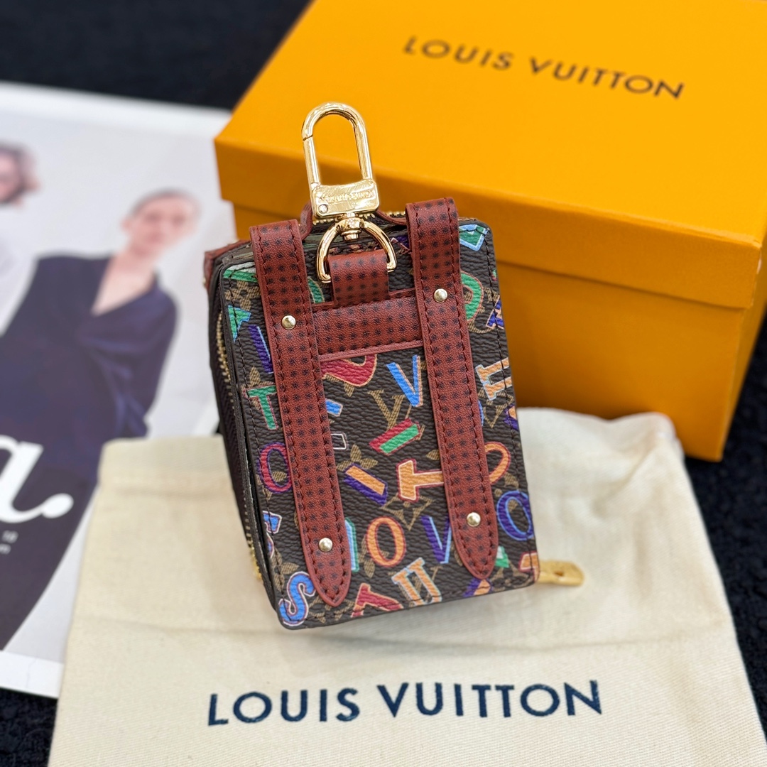 ❗️新品❗️迷你双肩盒子包挂饰 8色出货❤️
☀️Louis Vuitton 路易威登lv迷你双肩盒子包钥匙扣挂件
☀️PU材质 原版logo 可放卡片 零钱等小物件 
☀️size:10.5×7.5×5cm 
☀️编码：M69483
☀️ Party Palm Springs 牛皮革以功能性设计透露些许反叛精神。Monogram 帆布塑造袖珍Palm Springs ，拉链开合便于容纳各色小物，更有路易威登巴黎标识标签增添品牌韵味。