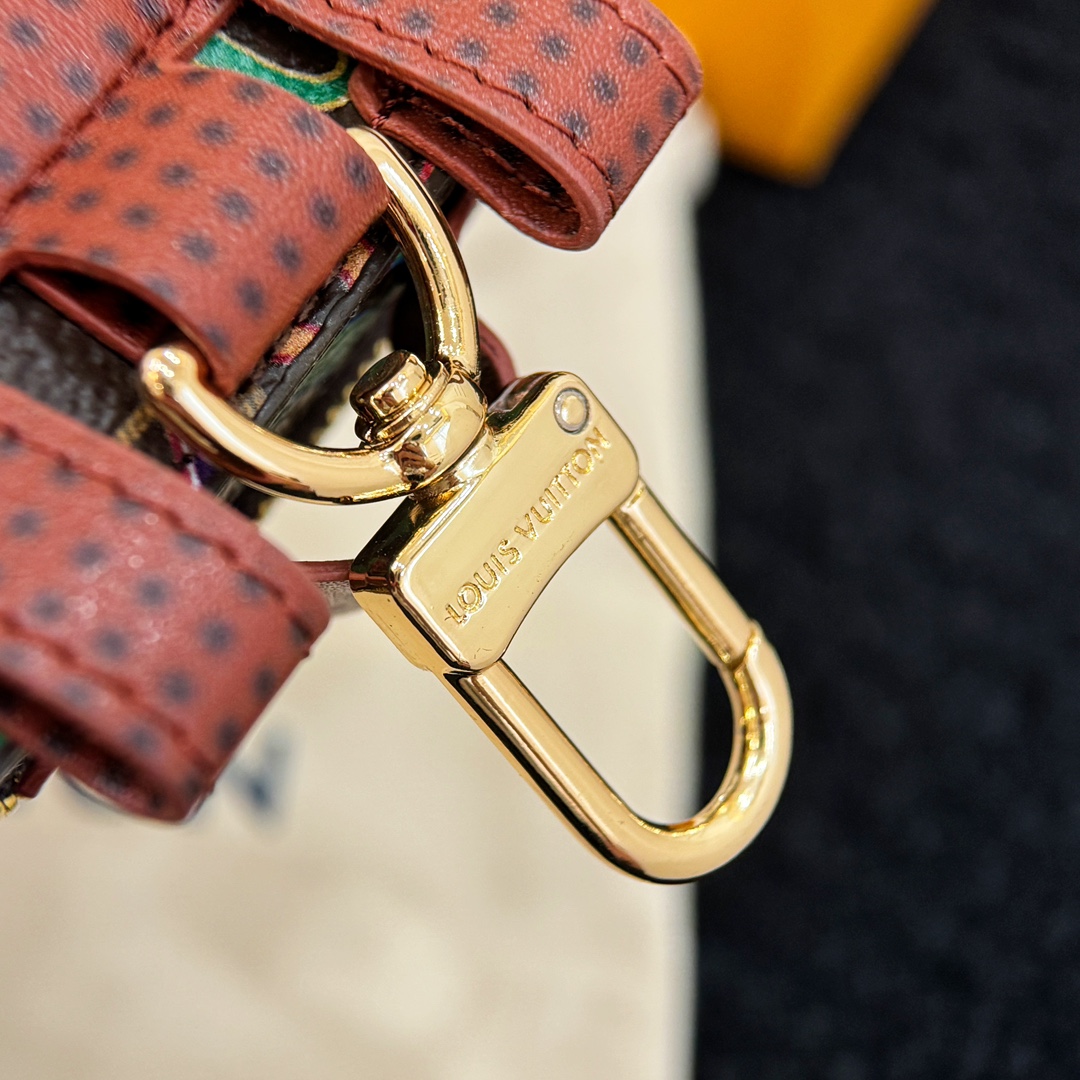 ❗️新品❗️迷你双肩盒子包挂饰 8色出货❤️
☀️Louis Vuitton 路易威登lv迷你双肩盒子包钥匙扣挂件
☀️PU材质 原版logo 可放卡片 零钱等小物件 
☀️size:10.5×7.5×5cm 
☀️编码：M69483
☀️ Party Palm Springs 牛皮革以功能性设计透露些许反叛精神。Monogram 帆布塑造袖珍Palm Springs ，拉链开合便于容纳各色小物，更有路易威登巴黎标识标签增添品牌韵味。