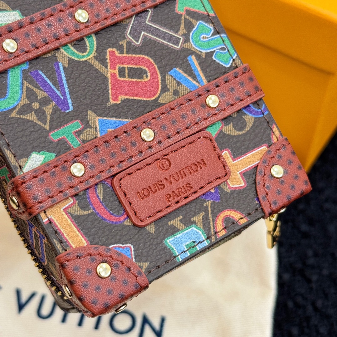 ❗️新品❗️迷你双肩盒子包挂饰 8色出货❤️
☀️Louis Vuitton 路易威登lv迷你双肩盒子包钥匙扣挂件
☀️PU材质 原版logo 可放卡片 零钱等小物件 
☀️size:10.5×7.5×5cm 
☀️编码：M69483
☀️ Party Palm Springs 牛皮革以功能性设计透露些许反叛精神。Monogram 帆布塑造袖珍Palm Springs ，拉链开合便于容纳各色小物，更有路易威登巴黎标识标签增添品牌韵味。