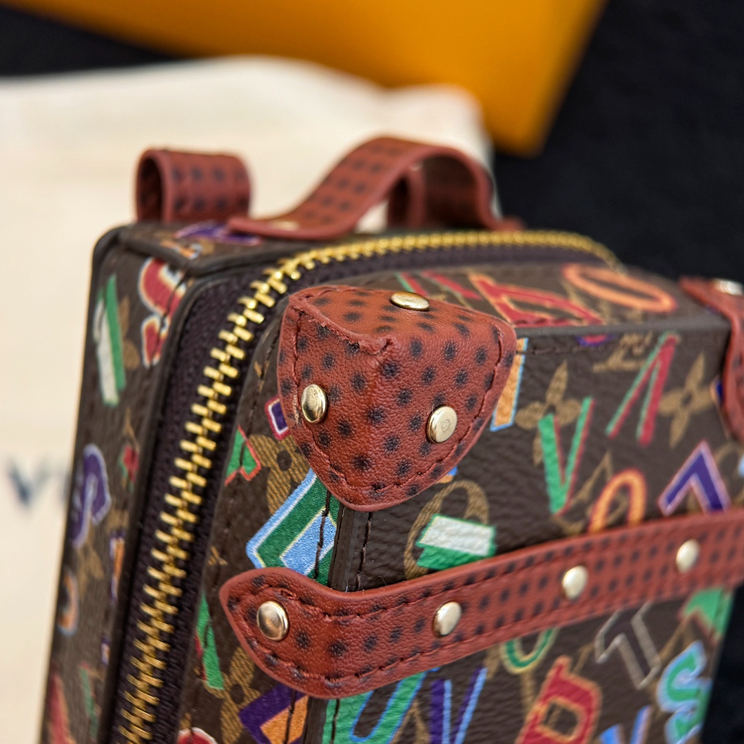 ❗️新品❗️迷你双肩盒子包挂饰 8色出货❤️
☀️Louis Vuitton 路易威登lv迷你双肩盒子包钥匙扣挂件
☀️PU材质 原版logo 可放卡片 零钱等小物件 
☀️size:10.5×7.5×5cm 
☀️编码：M69483
☀️ Party Palm Springs 牛皮革以功能性设计透露些许反叛精神。Monogram 帆布塑造袖珍Palm Springs ，拉链开合便于容纳各色小物，更有路易威登巴黎标识标签增添品牌韵味。