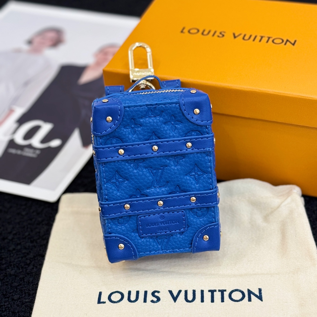❗️新品❗️迷你双肩盒子包挂饰 8色出货❤️
☀️Louis Vuitton 路易威登lv迷你双肩盒子包钥匙扣挂件
☀️PU材质 原版logo 可放卡片 零钱等小物件
☀️size:10.5×7.5×5cm
☀️编码:M69483
☀️ Party Palm Springs 牛皮革以功能性设计透露些许反叛精神。Monogram 帆布塑造袖珍Palm Springs ,拉链开合便于容纳各色小物,更有路易威登巴黎标识标签增添品牌韵味。
