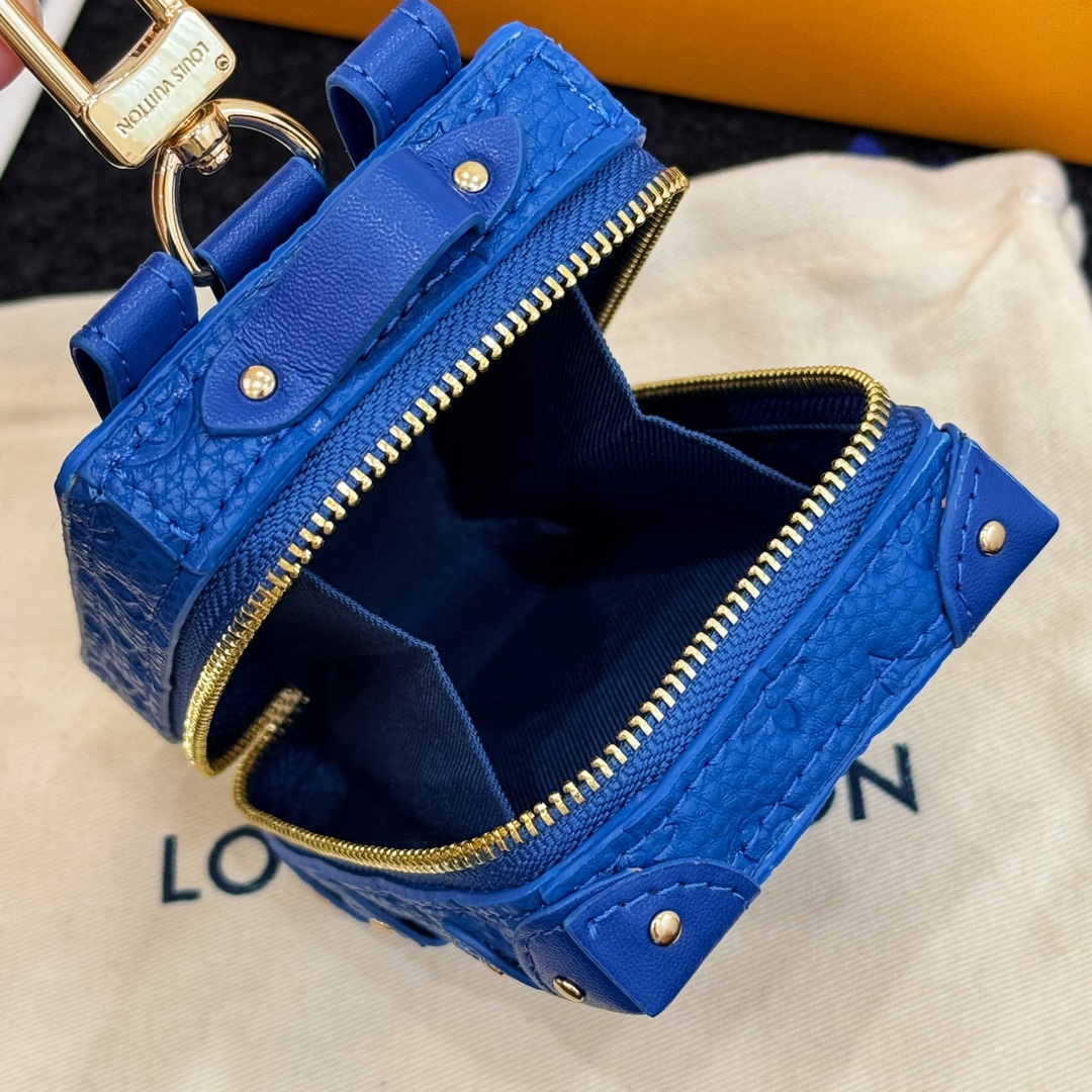 ❗️新品❗️迷你双肩盒子包挂饰 8色出货❤️
☀️Louis Vuitton 路易威登lv迷你双肩盒子包钥匙扣挂件
☀️PU材质 原版logo 可放卡片 零钱等小物件
☀️size:10.5×7.5×5cm
☀️编码:M69483
☀️ Party Palm Springs 牛皮革以功能性设计透露些许反叛精神。Monogram 帆布塑造袖珍Palm Springs ,拉链开合便于容纳各色小物,更有路易威登巴黎标识标签增添品牌韵味。