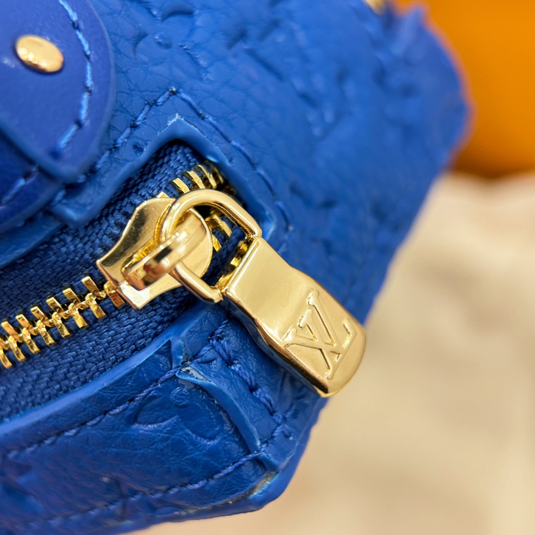 ❗️新品❗️迷你双肩盒子包挂饰 8色出货❤️
☀️Louis Vuitton 路易威登lv迷你双肩盒子包钥匙扣挂件
☀️PU材质 原版logo 可放卡片 零钱等小物件
☀️size:10.5×7.5×5cm
☀️编码:M69483
☀️ Party Palm Springs 牛皮革以功能性设计透露些许反叛精神。Monogram 帆布塑造袖珍Palm Springs ,拉链开合便于容纳各色小物,更有路易威登巴黎标识标签增添品牌韵味。