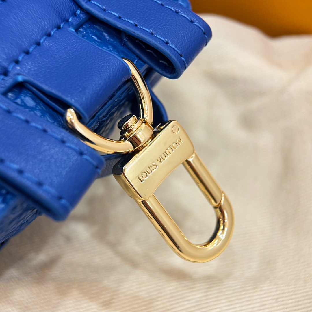 ❗️新品❗️迷你双肩盒子包挂饰 8色出货❤️
☀️Louis Vuitton 路易威登lv迷你双肩盒子包钥匙扣挂件
☀️PU材质 原版logo 可放卡片 零钱等小物件
☀️size:10.5×7.5×5cm
☀️编码:M69483
☀️ Party Palm Springs 牛皮革以功能性设计透露些许反叛精神。Monogram 帆布塑造袖珍Palm Springs ,拉链开合便于容纳各色小物,更有路易威登巴黎标识标签增添品牌韵味。