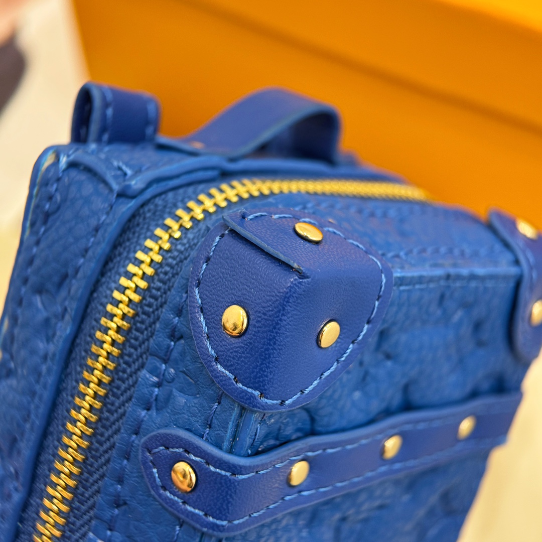 ❗️新品❗️迷你双肩盒子包挂饰 8色出货❤️
☀️Louis Vuitton 路易威登lv迷你双肩盒子包钥匙扣挂件
☀️PU材质 原版logo 可放卡片 零钱等小物件
☀️size:10.5×7.5×5cm
☀️编码:M69483
☀️ Party Palm Springs 牛皮革以功能性设计透露些许反叛精神。Monogram 帆布塑造袖珍Palm Springs ,拉链开合便于容纳各色小物,更有路易威登巴黎标识标签增添品牌韵味。
