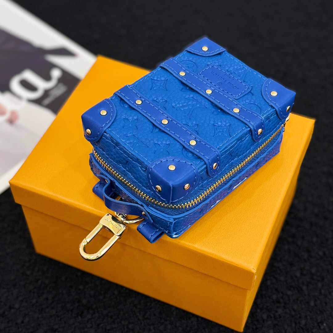 ❗️新品❗️迷你双肩盒子包挂饰 8色出货❤️
☀️Louis Vuitton 路易威登lv迷你双肩盒子包钥匙扣挂件
☀️PU材质 原版logo 可放卡片 零钱等小物件
☀️size:10.5×7.5×5cm
☀️编码:M69483
☀️ Party Palm Springs 牛皮革以功能性设计透露些许反叛精神。Monogram 帆布塑造袖珍Palm Springs ,拉链开合便于容纳各色小物,更有路易威登巴黎标识标签增添品牌韵味。
