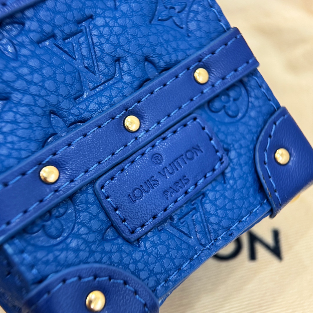 ❗️新品❗️迷你双肩盒子包挂饰 8色出货❤️
☀️Louis Vuitton 路易威登lv迷你双肩盒子包钥匙扣挂件
☀️PU材质 原版logo 可放卡片 零钱等小物件
☀️size:10.5×7.5×5cm
☀️编码:M69483
☀️ Party Palm Springs 牛皮革以功能性设计透露些许反叛精神。Monogram 帆布塑造袖珍Palm Springs ,拉链开合便于容纳各色小物,更有路易威登巴黎标识标签增添品牌韵味。