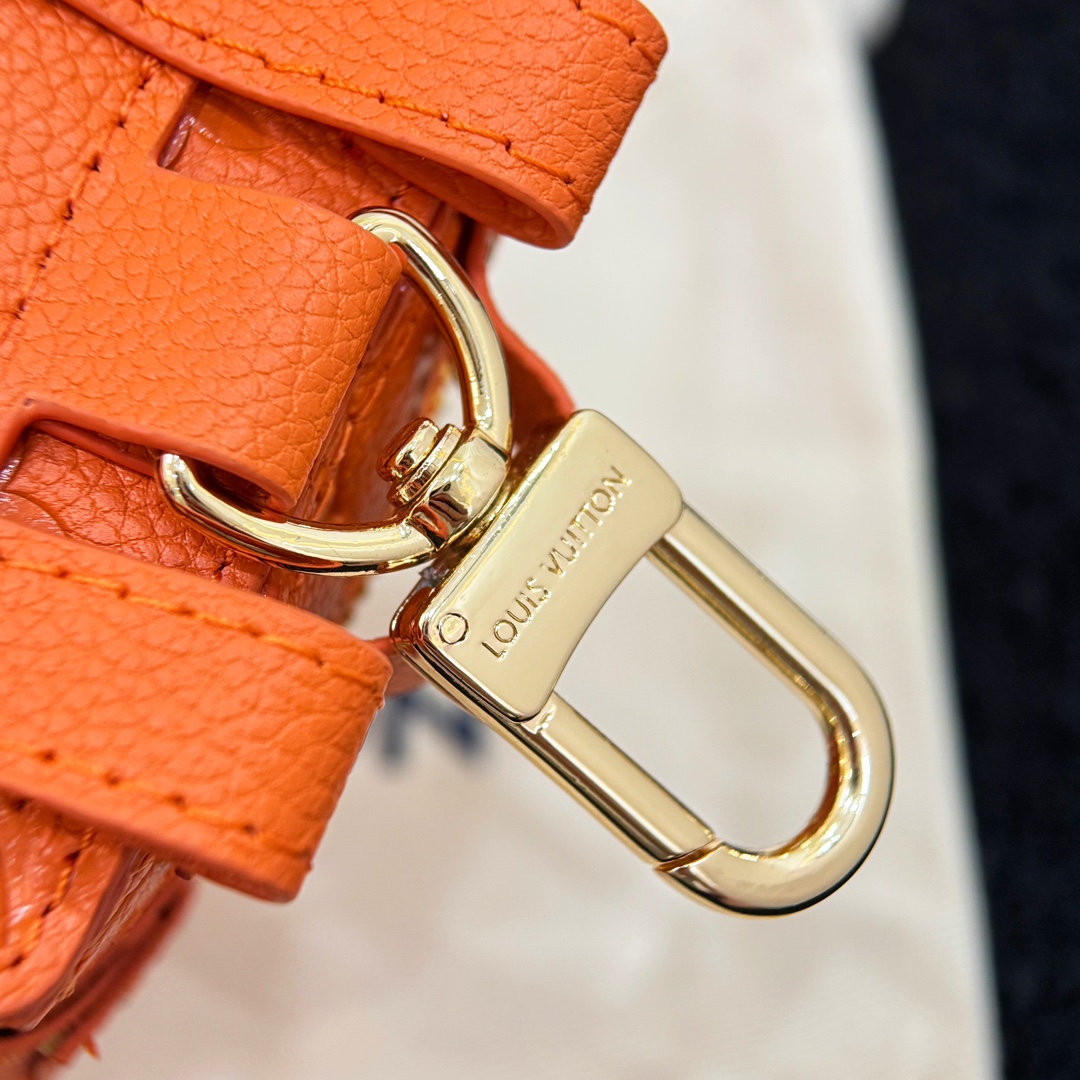 ❗️新品❗️迷你双肩盒子包挂饰 8色出货❤️
☀️Louis Vuitton 路易威登lv迷你双肩盒子包钥匙扣挂件
☀️PU材质 原版logo 可放卡片 零钱等小物件
☀️size:10.5×7.5×5cm
☀️编码:M69483
☀️ Party Palm Springs 牛皮革以功能性设计透露些许反叛精神。Monogram 帆布塑造袖珍Palm Springs ,拉链开合便于容纳各色小物,更有路易威登巴黎标识标签增添品牌韵味。