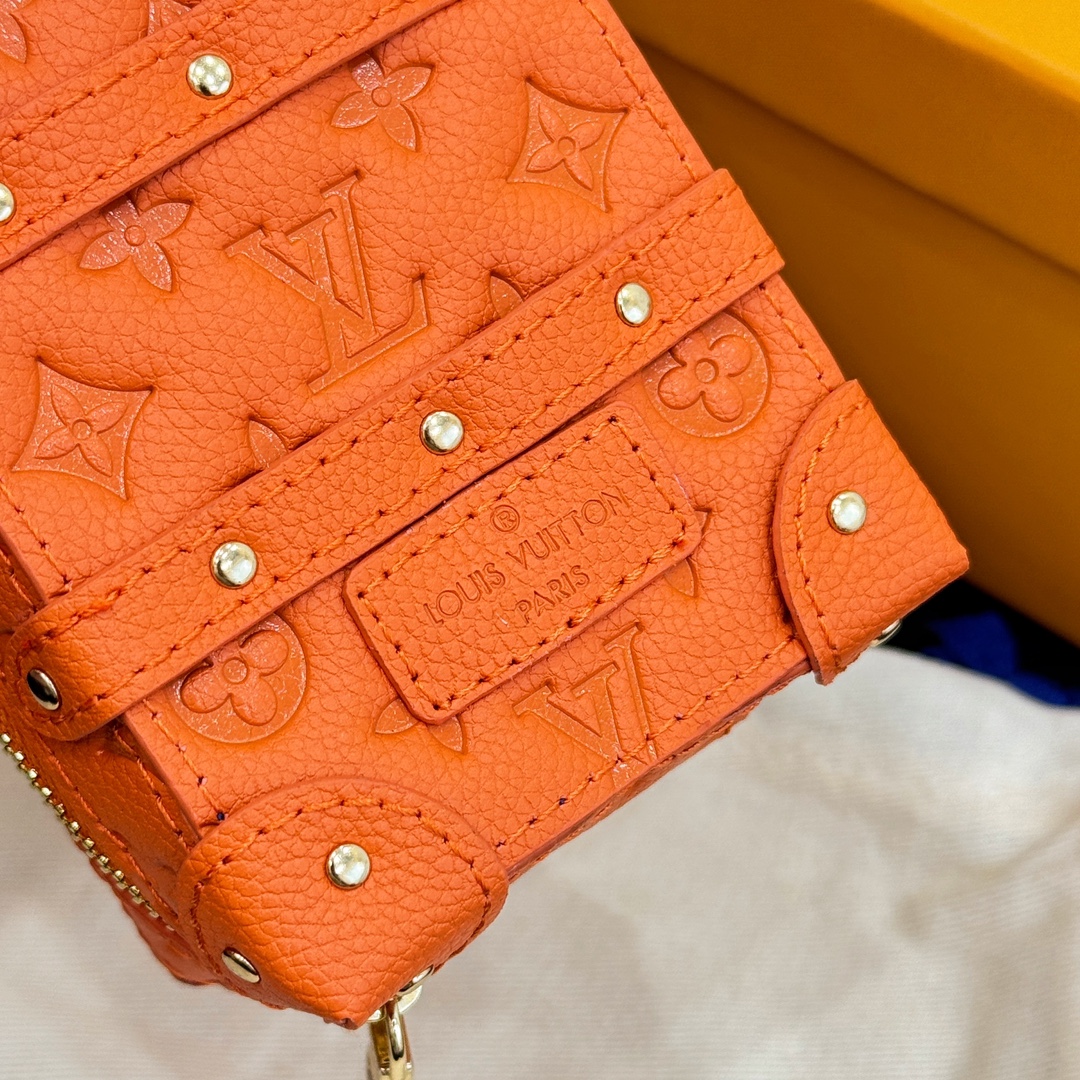 ❗️新品❗️迷你双肩盒子包挂饰 8色出货❤️
☀️Louis Vuitton 路易威登lv迷你双肩盒子包钥匙扣挂件
☀️PU材质 原版logo 可放卡片 零钱等小物件
☀️size:10.5×7.5×5cm
☀️编码:M69483
☀️ Party Palm Springs 牛皮革以功能性设计透露些许反叛精神。Monogram 帆布塑造袖珍Palm Springs ,拉链开合便于容纳各色小物,更有路易威登巴黎标识标签增添品牌韵味。