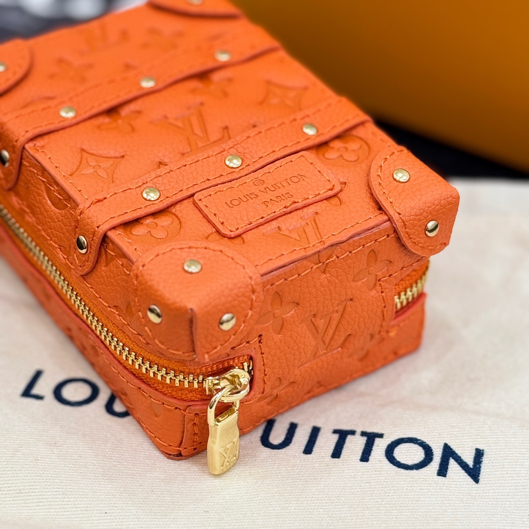 ❗️新品❗️迷你双肩盒子包挂饰 8色出货❤️
☀️Louis Vuitton 路易威登lv迷你双肩盒子包钥匙扣挂件
☀️PU材质 原版logo 可放卡片 零钱等小物件
☀️size:10.5×7.5×5cm
☀️编码:M69483
☀️ Party Palm Springs 牛皮革以功能性设计透露些许反叛精神。Monogram 帆布塑造袖珍Palm Springs ,拉链开合便于容纳各色小物,更有路易威登巴黎标识标签增添品牌韵味。