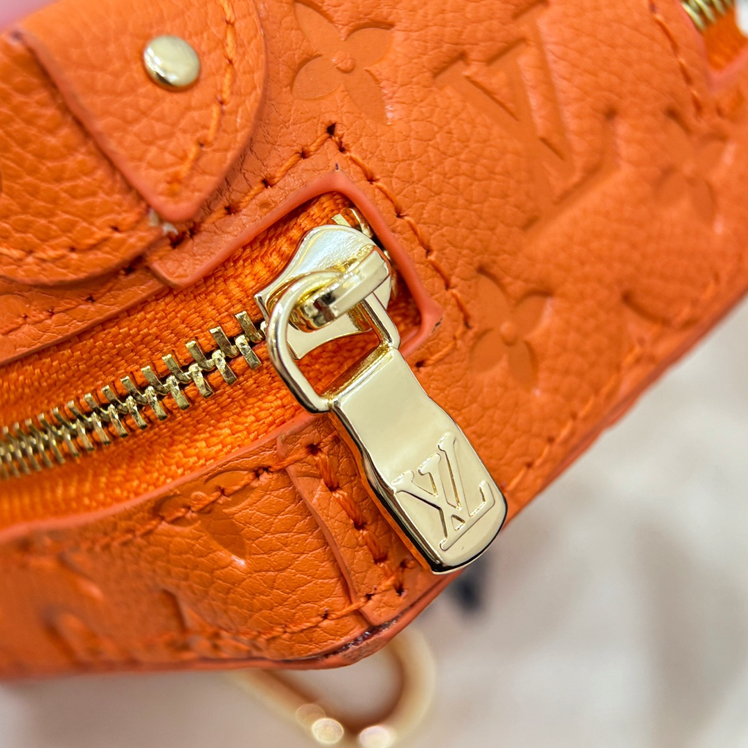 ❗️新品❗️迷你双肩盒子包挂饰 8色出货❤️
☀️Louis Vuitton 路易威登lv迷你双肩盒子包钥匙扣挂件
☀️PU材质 原版logo 可放卡片 零钱等小物件
☀️size:10.5×7.5×5cm
☀️编码:M69483
☀️ Party Palm Springs 牛皮革以功能性设计透露些许反叛精神。Monogram 帆布塑造袖珍Palm Springs ,拉链开合便于容纳各色小物,更有路易威登巴黎标识标签增添品牌韵味。