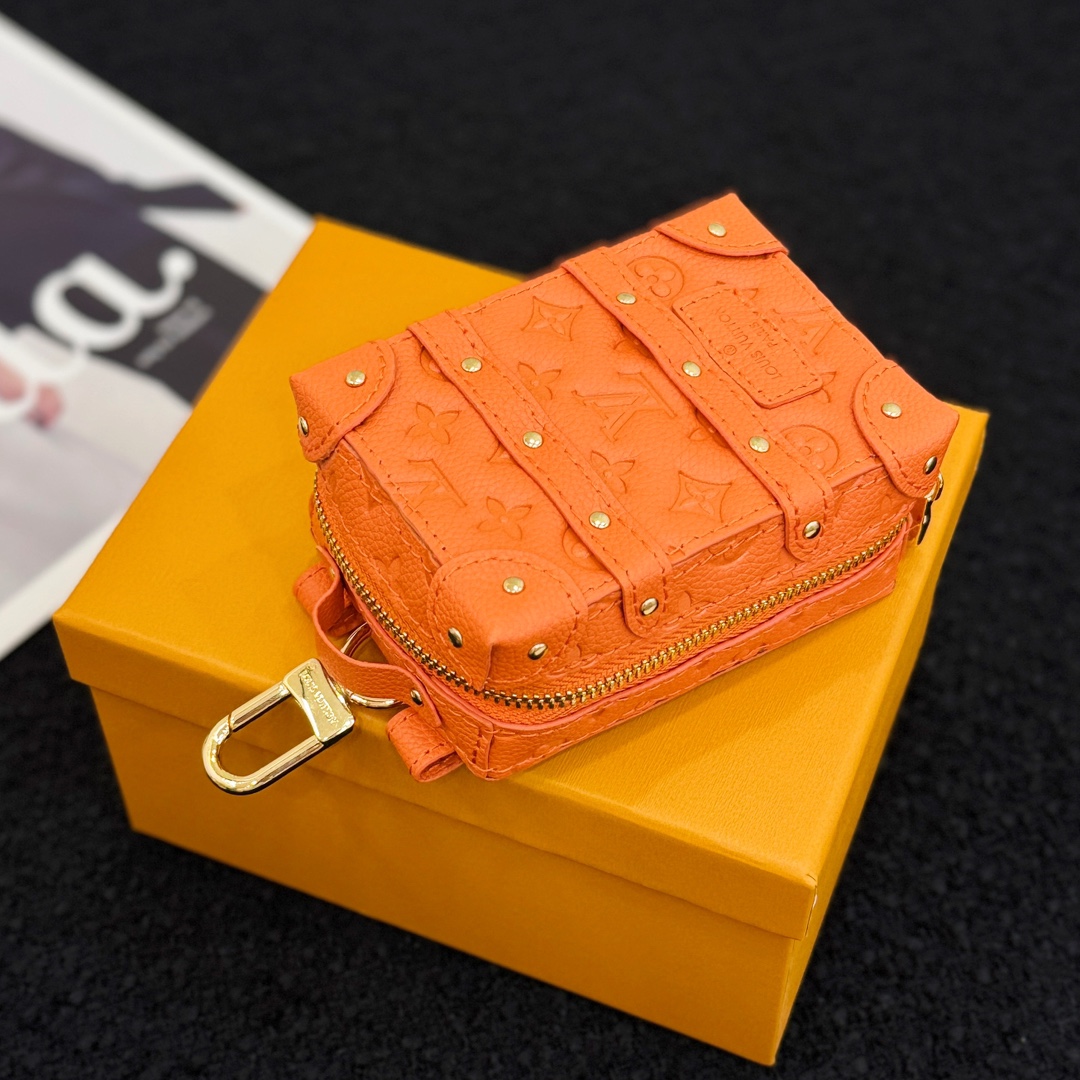 ❗️新品❗️迷你双肩盒子包挂饰 8色出货❤️
☀️Louis Vuitton 路易威登lv迷你双肩盒子包钥匙扣挂件
☀️PU材质 原版logo 可放卡片 零钱等小物件
☀️size:10.5×7.5×5cm
☀️编码:M69483
☀️ Party Palm Springs 牛皮革以功能性设计透露些许反叛精神。Monogram 帆布塑造袖珍Palm Springs ,拉链开合便于容纳各色小物,更有路易威登巴黎标识标签增添品牌韵味。