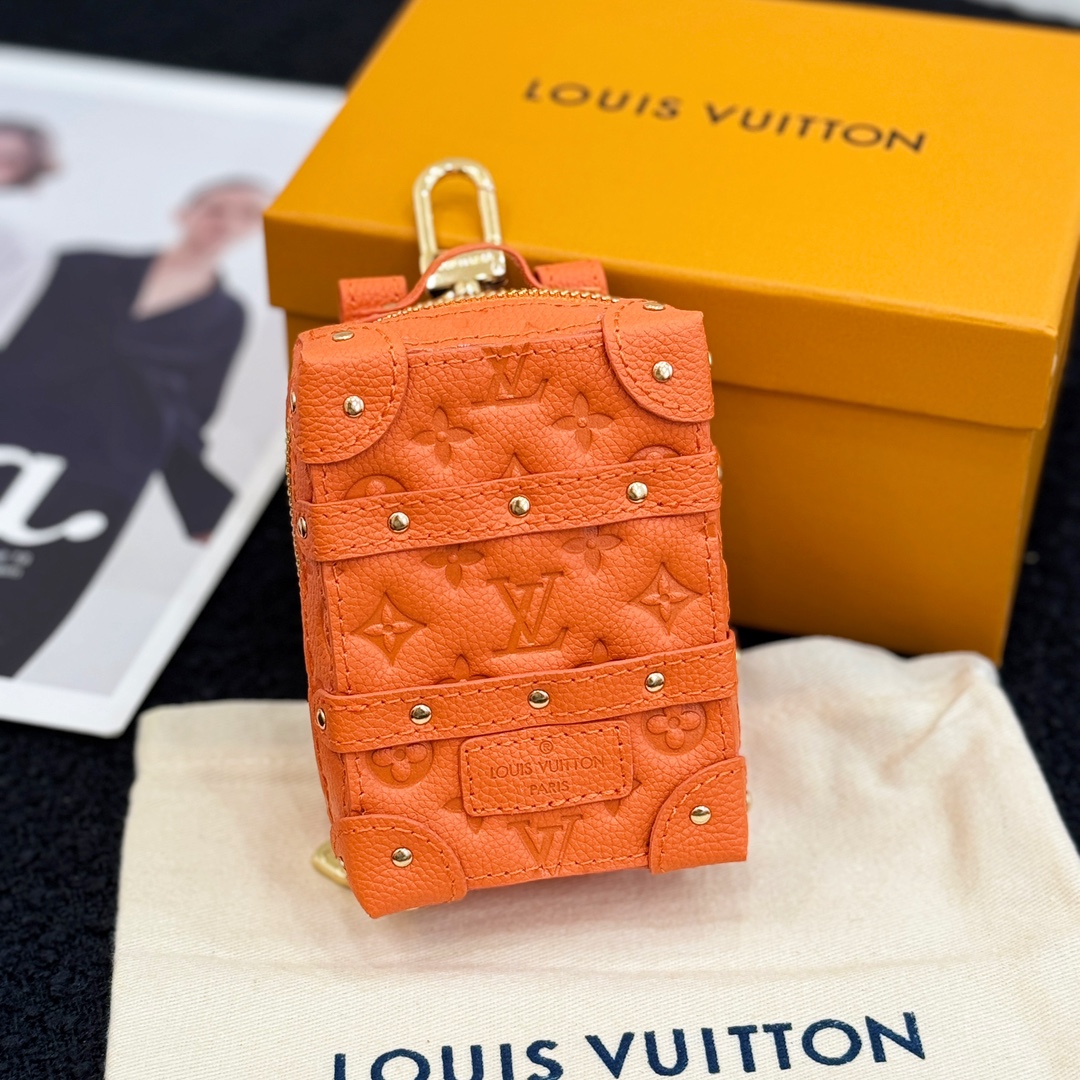 ❗️新品❗️迷你双肩盒子包挂饰 8色出货❤️
☀️Louis Vuitton 路易威登lv迷你双肩盒子包钥匙扣挂件
☀️PU材质 原版logo 可放卡片 零钱等小物件
☀️size:10.5×7.5×5cm
☀️编码:M69483
☀️ Party Palm Springs 牛皮革以功能性设计透露些许反叛精神。Monogram 帆布塑造袖珍Palm Springs ,拉链开合便于容纳各色小物,更有路易威登巴黎标识标签增添品牌韵味。