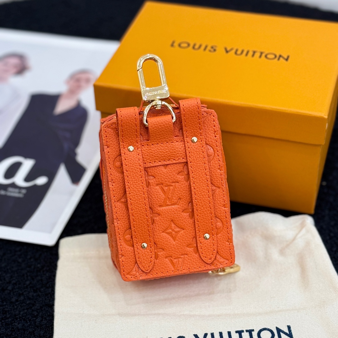 ❗️新品❗️迷你双肩盒子包挂饰 8色出货❤️
☀️Louis Vuitton 路易威登lv迷你双肩盒子包钥匙扣挂件
☀️PU材质 原版logo 可放卡片 零钱等小物件
☀️size:10.5×7.5×5cm
☀️编码:M69483
☀️ Party Palm Springs 牛皮革以功能性设计透露些许反叛精神。Monogram 帆布塑造袖珍Palm Springs ,拉链开合便于容纳各色小物,更有路易威登巴黎标识标签增添品牌韵味。