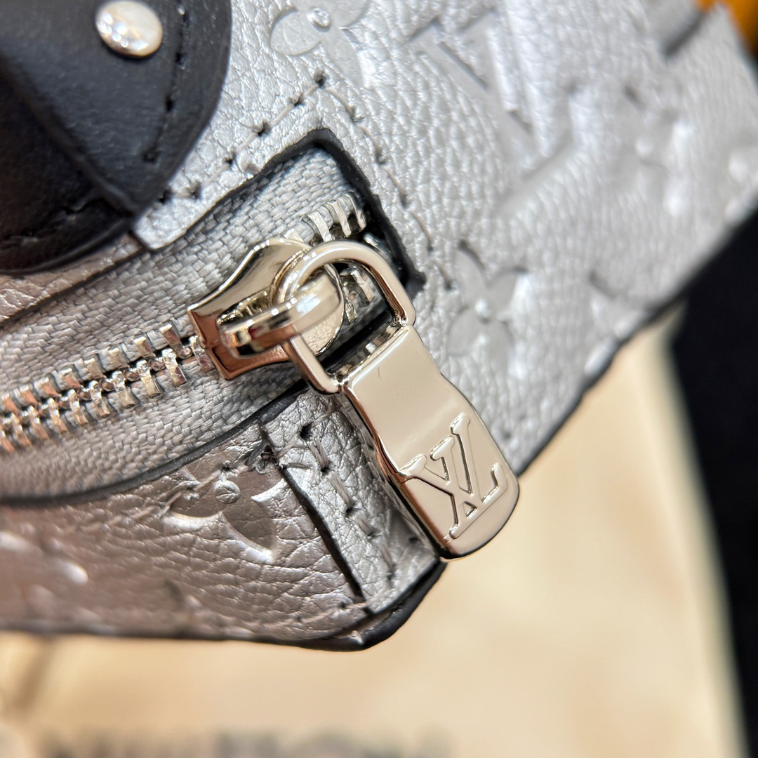 ❗️新品❗️迷你双肩盒子包挂饰 8色出货❤️
☀️Louis Vuitton 路易威登lv迷你双肩盒子包钥匙扣挂件
☀️PU材质 原版logo 可放卡片 零钱等小物件
☀️size:10.5×7.5×5cm
☀️编码:M69483
☀️ Party Palm Springs 牛皮革以功能性设计透露些许反叛精神。Monogram 帆布塑造袖珍Palm Springs ,拉链开合便于容纳各色小物,更有路易威登巴黎标识标签增添品牌韵味。