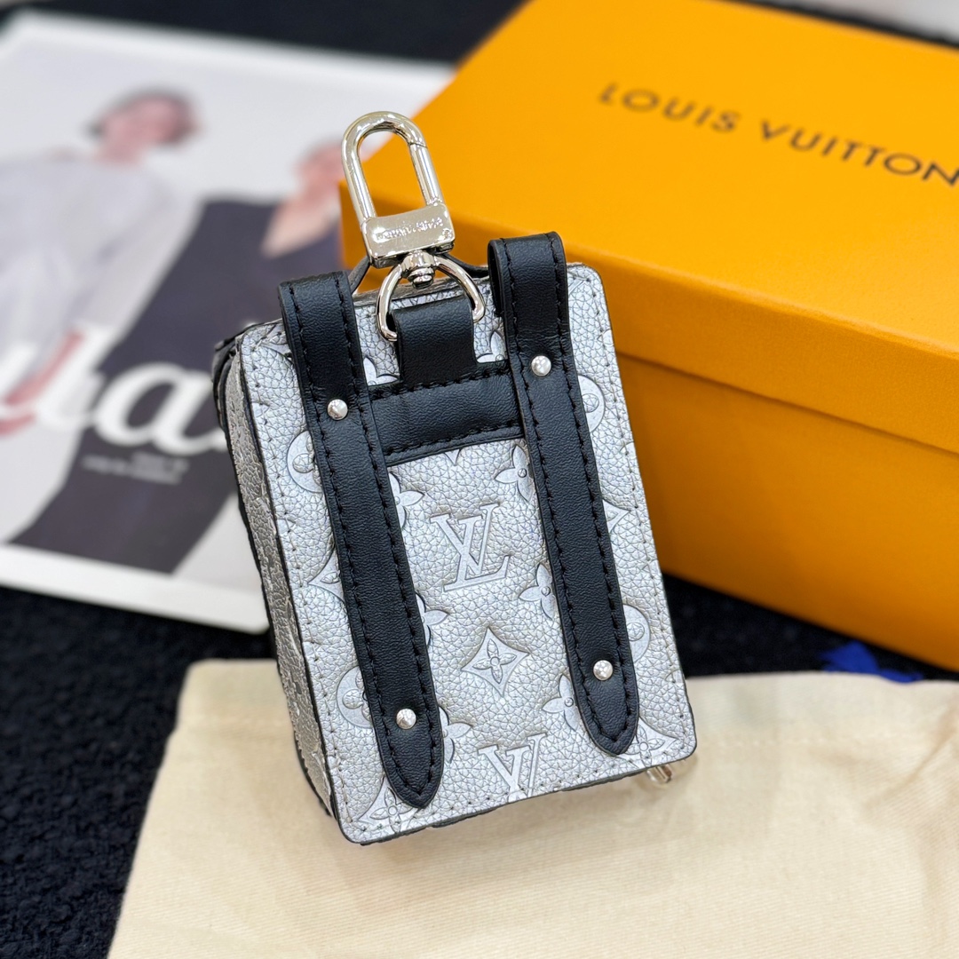 ❗️新品❗️迷你双肩盒子包挂饰 8色出货❤️
☀️Louis Vuitton 路易威登lv迷你双肩盒子包钥匙扣挂件
☀️PU材质 原版logo 可放卡片 零钱等小物件
☀️size:10.5×7.5×5cm
☀️编码:M69483
☀️ Party Palm Springs 牛皮革以功能性设计透露些许反叛精神。Monogram 帆布塑造袖珍Palm Springs ,拉链开合便于容纳各色小物,更有路易威登巴黎标识标签增添品牌韵味。