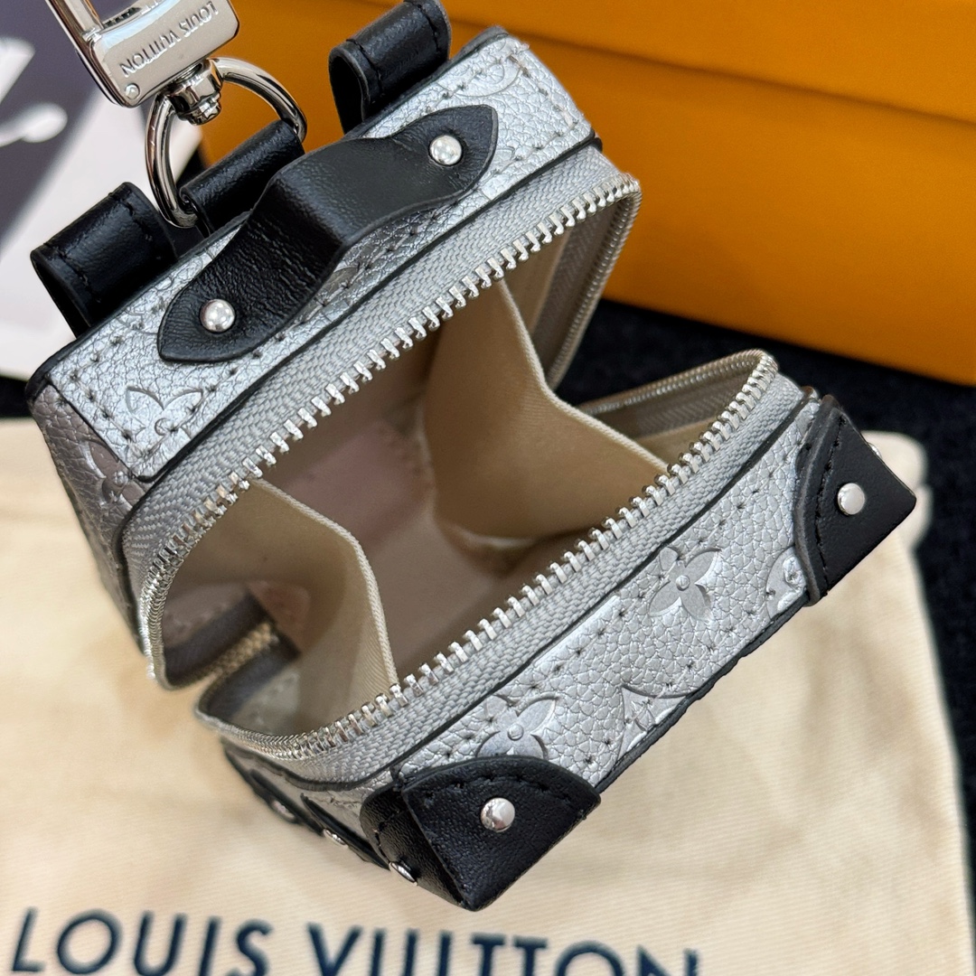 ❗️新品❗️迷你双肩盒子包挂饰 8色出货❤️
☀️Louis Vuitton 路易威登lv迷你双肩盒子包钥匙扣挂件
☀️PU材质 原版logo 可放卡片 零钱等小物件
☀️size:10.5×7.5×5cm
☀️编码:M69483
☀️ Party Palm Springs 牛皮革以功能性设计透露些许反叛精神。Monogram 帆布塑造袖珍Palm Springs ,拉链开合便于容纳各色小物,更有路易威登巴黎标识标签增添品牌韵味。