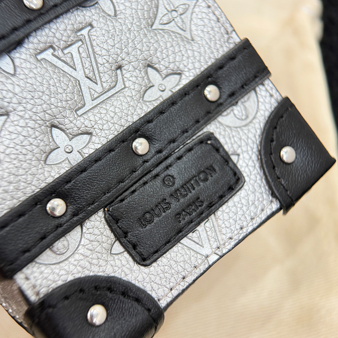 ❗️新品❗️迷你双肩盒子包挂饰 8色出货❤️
☀️Louis Vuitton 路易威登lv迷你双肩盒子包钥匙扣挂件
☀️PU材质 原版logo 可放卡片 零钱等小物件
☀️size:10.5×7.5×5cm
☀️编码:M69483
☀️ Party Palm Springs 牛皮革以功能性设计透露些许反叛精神。Monogram 帆布塑造袖珍Palm Springs ,拉链开合便于容纳各色小物,更有路易威登巴黎标识标签增添品牌韵味。