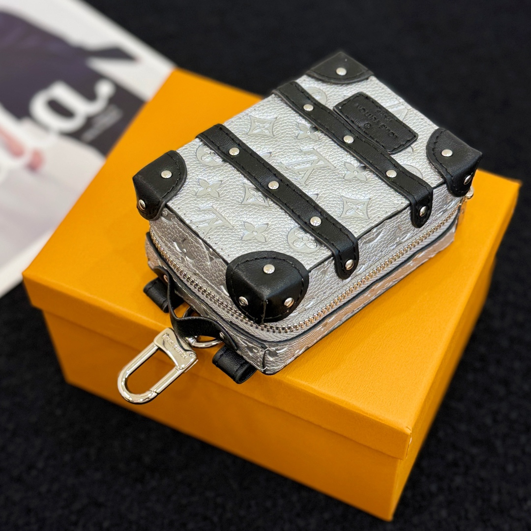❗️新品❗️迷你双肩盒子包挂饰 8色出货❤️
☀️Louis Vuitton 路易威登lv迷你双肩盒子包钥匙扣挂件
☀️PU材质 原版logo 可放卡片 零钱等小物件
☀️size:10.5×7.5×5cm
☀️编码:M69483
☀️ Party Palm Springs 牛皮革以功能性设计透露些许反叛精神。Monogram 帆布塑造袖珍Palm Springs ,拉链开合便于容纳各色小物,更有路易威登巴黎标识标签增添品牌韵味。