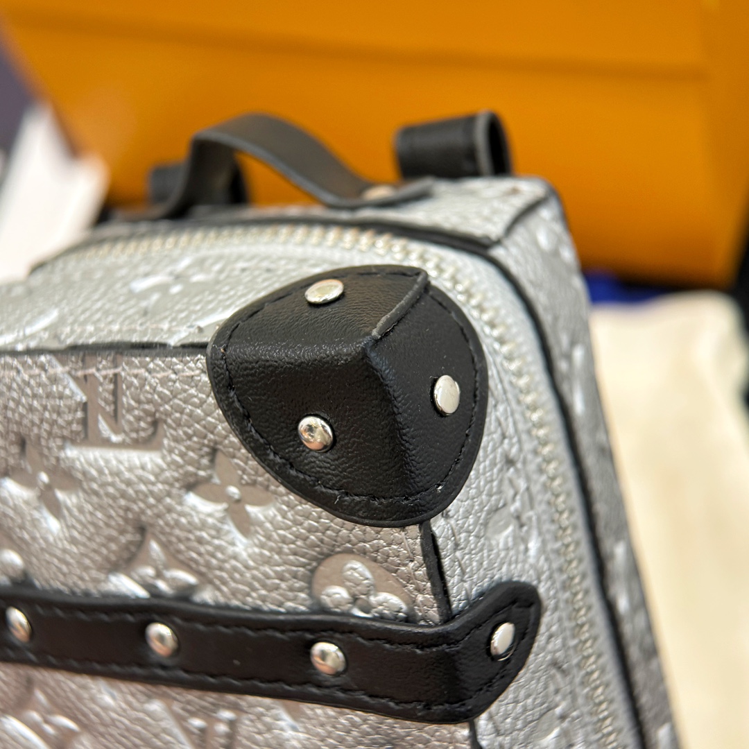 ❗️新品❗️迷你双肩盒子包挂饰 8色出货❤️
☀️Louis Vuitton 路易威登lv迷你双肩盒子包钥匙扣挂件
☀️PU材质 原版logo 可放卡片 零钱等小物件
☀️size:10.5×7.5×5cm
☀️编码:M69483
☀️ Party Palm Springs 牛皮革以功能性设计透露些许反叛精神。Monogram 帆布塑造袖珍Palm Springs ,拉链开合便于容纳各色小物,更有路易威登巴黎标识标签增添品牌韵味。