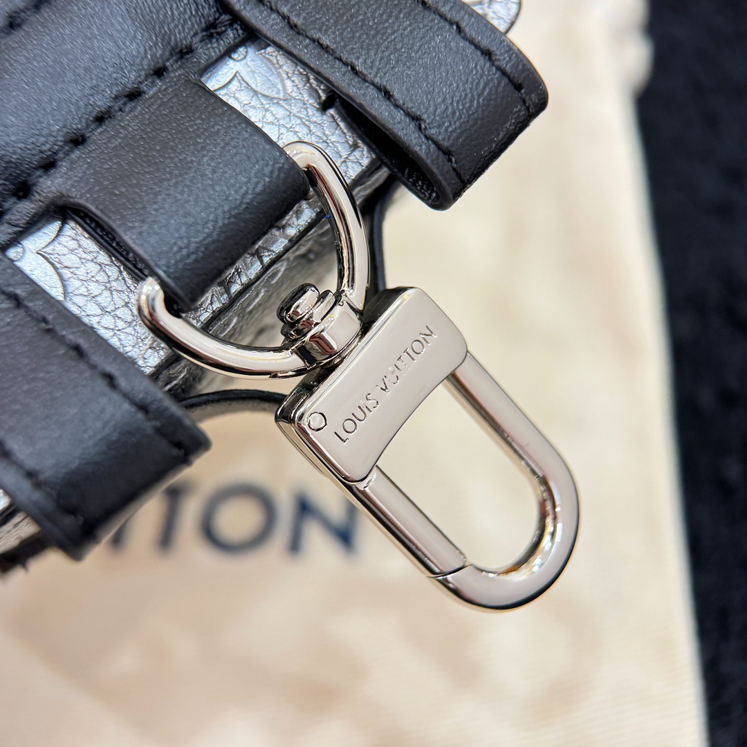 ❗️新品❗️迷你双肩盒子包挂饰 8色出货❤️
☀️Louis Vuitton 路易威登lv迷你双肩盒子包钥匙扣挂件
☀️PU材质 原版logo 可放卡片 零钱等小物件
☀️size:10.5×7.5×5cm
☀️编码:M69483
☀️ Party Palm Springs 牛皮革以功能性设计透露些许反叛精神。Monogram 帆布塑造袖珍Palm Springs ,拉链开合便于容纳各色小物,更有路易威登巴黎标识标签增添品牌韵味。