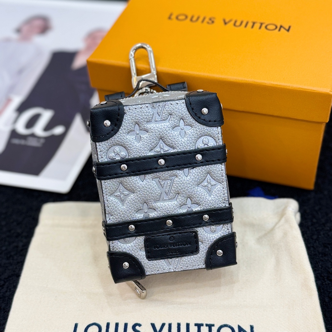 ❗️新品❗️迷你双肩盒子包挂饰 8色出货❤️
☀️Louis Vuitton 路易威登lv迷你双肩盒子包钥匙扣挂件
☀️PU材质 原版logo 可放卡片 零钱等小物件
☀️size:10.5×7.5×5cm
☀️编码:M69483
☀️ Party Palm Springs 牛皮革以功能性设计透露些许反叛精神。Monogram 帆布塑造袖珍Palm Springs ,拉链开合便于容纳各色小物,更有路易威登巴黎标识标签增添品牌韵味。