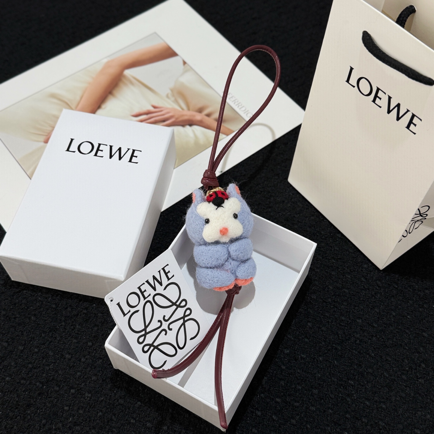NO:617241,New product Loewe felt and cowhide leather hamster pendant/pendant. Felt-shaped pendant, decorated with cowhide straps and Anagram dice. Made of imported calfskin and can be hung on bags. Its cute and cute shape makes people fall in love with it.,loewe,loewe,cowhide19860909新品 罗意威Loewe 毛毡和牛皮革仓鼠挂饰/挂件 毛毡造型挂饰,饰有牛皮革环带和Anagram骰子. 采用进口小牛皮 可挂于包包,其萌趣、可爱的造型,让人爱不释手,,loewe,loewe,cowhide,accessory