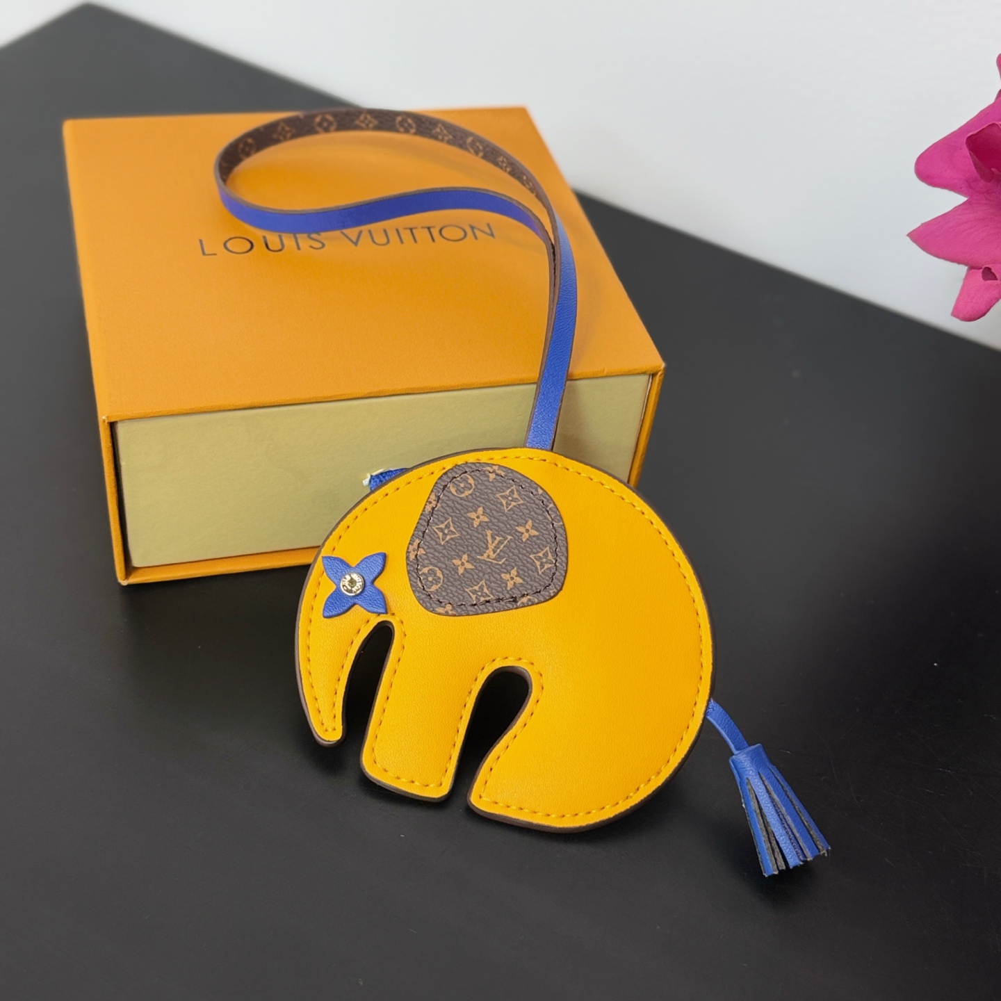 ❤️105包邮/原单代购级别
新品❗️ M02325
☀️Louis Vuitton 路易威登LV大象🐘挂件挂饰包挂
☀️LV Elephant包饰以明丽皮革剪裁萌趣大象形象，回溯Gaston Vuitton 于 1930年代打造的儿童玩具。Monogram帆布耳朵和Monogram 花卉眼眸标注品牌身份，摩登设计可为挚爱手袋注入盎然意趣。