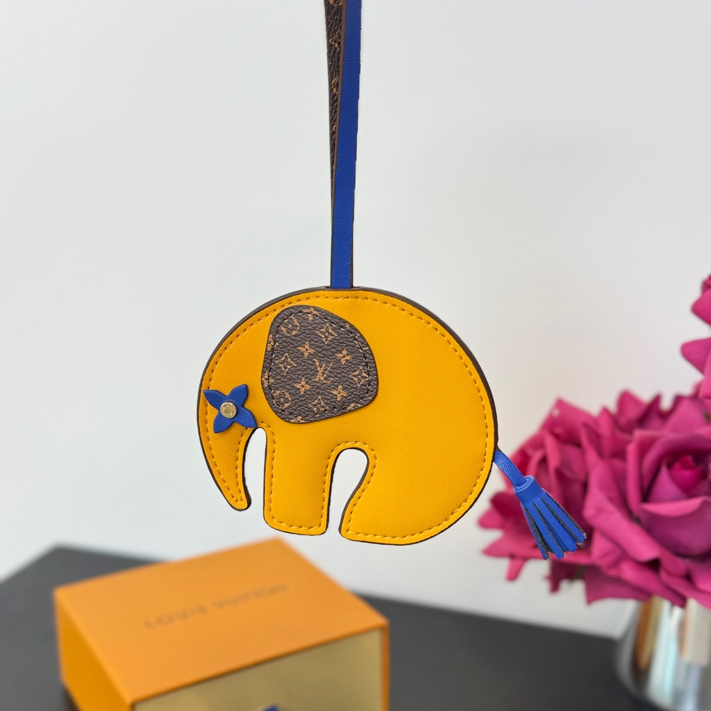 ❤️105包邮/原单代购级别
新品❗️ M02325
☀️Louis Vuitton 路易威登LV大象🐘挂件挂饰包挂
☀️LV Elephant包饰以明丽皮革剪裁萌趣大象形象，回溯Gaston Vuitton 于 1930年代打造的儿童玩具。Monogram帆布耳朵和Monogram 花卉眼眸标注品牌身份，摩登设计可为挚爱手袋注入盎然意趣。