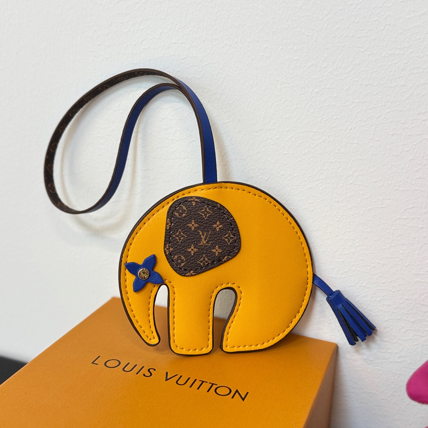 ❤️105包邮/原单代购级别
新品❗️ M02325
☀️Louis Vuitton 路易威登LV大象🐘挂件挂饰包挂
☀️LV Elephant包饰以明丽皮革剪裁萌趣大象形象，回溯Gaston Vuitton 于 1930年代打造的儿童玩具。Monogram帆布耳朵和Monogram 花卉眼眸标注品牌身份，摩登设计可为挚爱手袋注入盎然意趣。