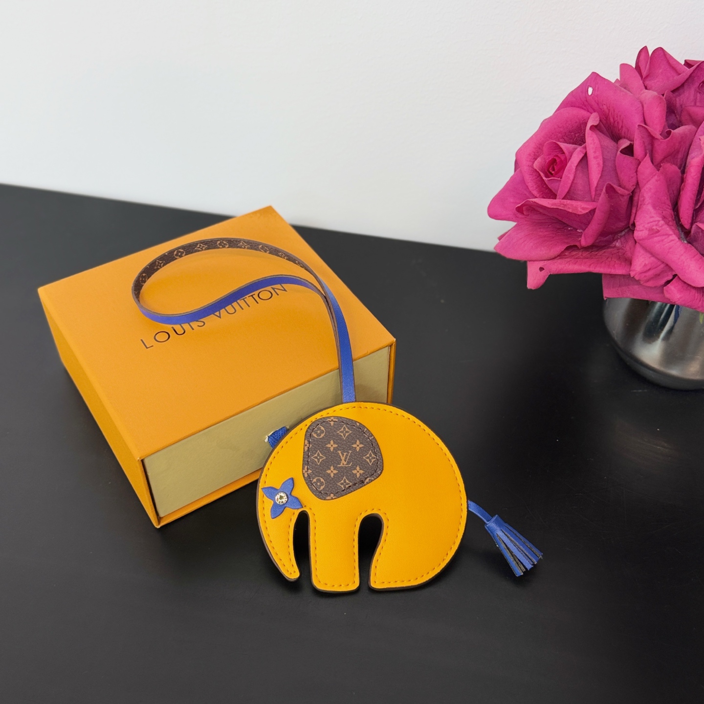 ❤️105包邮/原单代购级别
新品❗️ M02325
☀️Louis Vuitton 路易威登LV大象🐘挂件挂饰包挂
☀️LV Elephant包饰以明丽皮革剪裁萌趣大象形象，回溯Gaston Vuitton 于 1930年代打造的儿童玩具。Monogram帆布耳朵和Monogram 花卉眼眸标注品牌身份，摩登设计可为挚爱手袋注入盎然意趣。