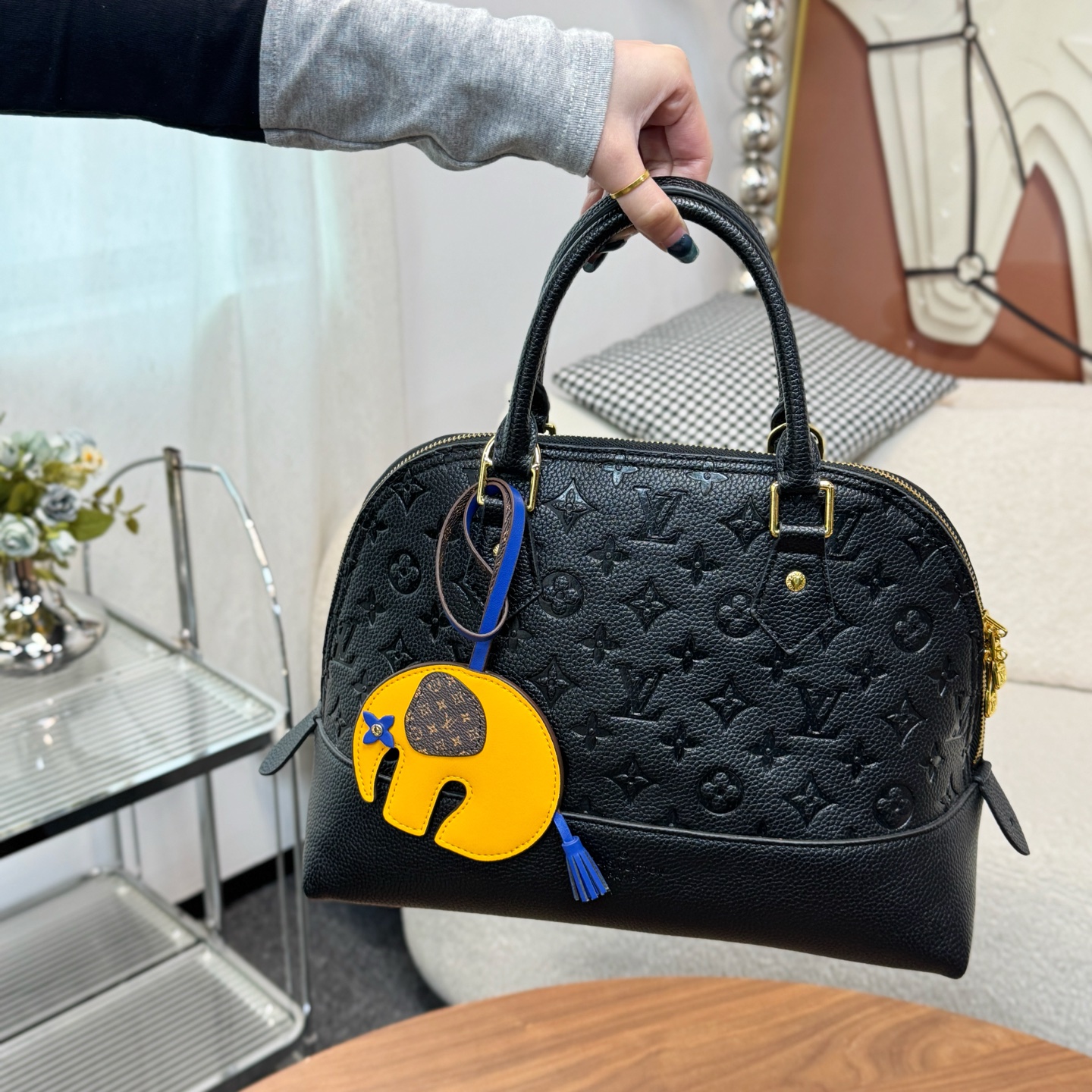❤️105包邮/原单代购级别
新品❗️ M02325
☀️Louis Vuitton 路易威登LV大象🐘挂件挂饰包挂
☀️LV Elephant包饰以明丽皮革剪裁萌趣大象形象，回溯Gaston Vuitton 于 1930年代打造的儿童玩具。Monogram帆布耳朵和Monogram 花卉眼眸标注品牌身份，摩登设计可为挚爱手袋注入盎然意趣。