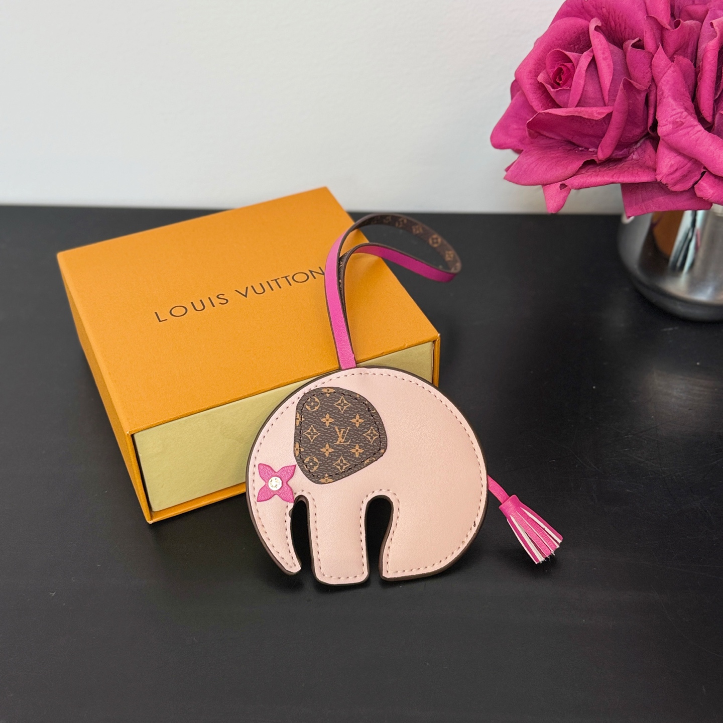 ❤️105包邮/原单代购级别
新品❗️ MO2383
☀️Louis Vuitton 路易威登LV大象🐘挂件挂饰包挂
☀️LV Elephant包饰以明丽皮革剪裁萌趣大象形象，回溯Gaston Vuitton 于 1930年代打造的儿童玩具。Monogram帆布耳朵和Monogram 花卉眼眸标注品牌身份，摩登设计可为挚爱手袋注入盎然意趣。