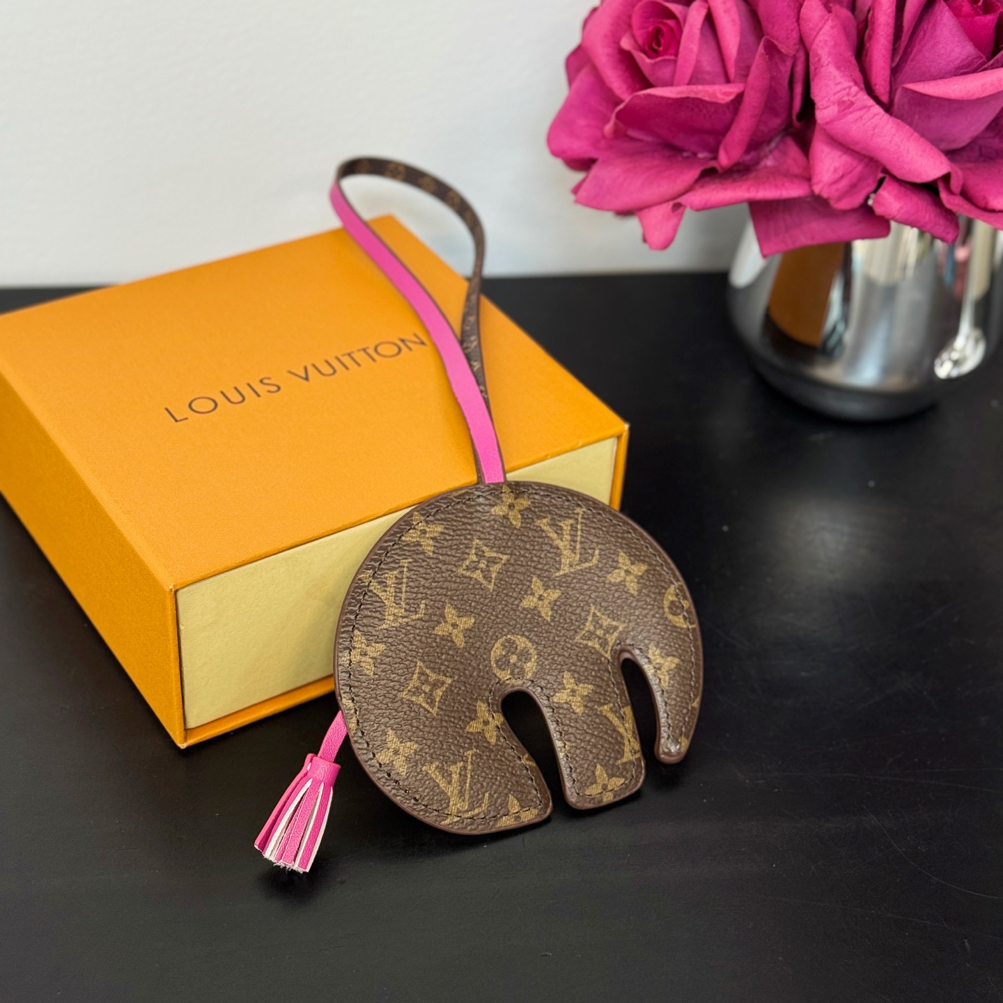 ❤️105包邮/原单代购级别
新品❗️ MO2383
☀️Louis Vuitton 路易威登LV大象🐘挂件挂饰包挂
☀️LV Elephant包饰以明丽皮革剪裁萌趣大象形象，回溯Gaston Vuitton 于 1930年代打造的儿童玩具。Monogram帆布耳朵和Monogram 花卉眼眸标注品牌身份，摩登设计可为挚爱手袋注入盎然意趣。