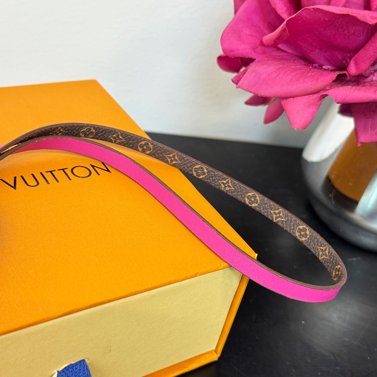 ❤️105包邮/原单代购级别
新品❗️ MO2383
☀️Louis Vuitton 路易威登LV大象🐘挂件挂饰包挂
☀️LV Elephant包饰以明丽皮革剪裁萌趣大象形象，回溯Gaston Vuitton 于 1930年代打造的儿童玩具。Monogram帆布耳朵和Monogram 花卉眼眸标注品牌身份，摩登设计可为挚爱手袋注入盎然意趣。