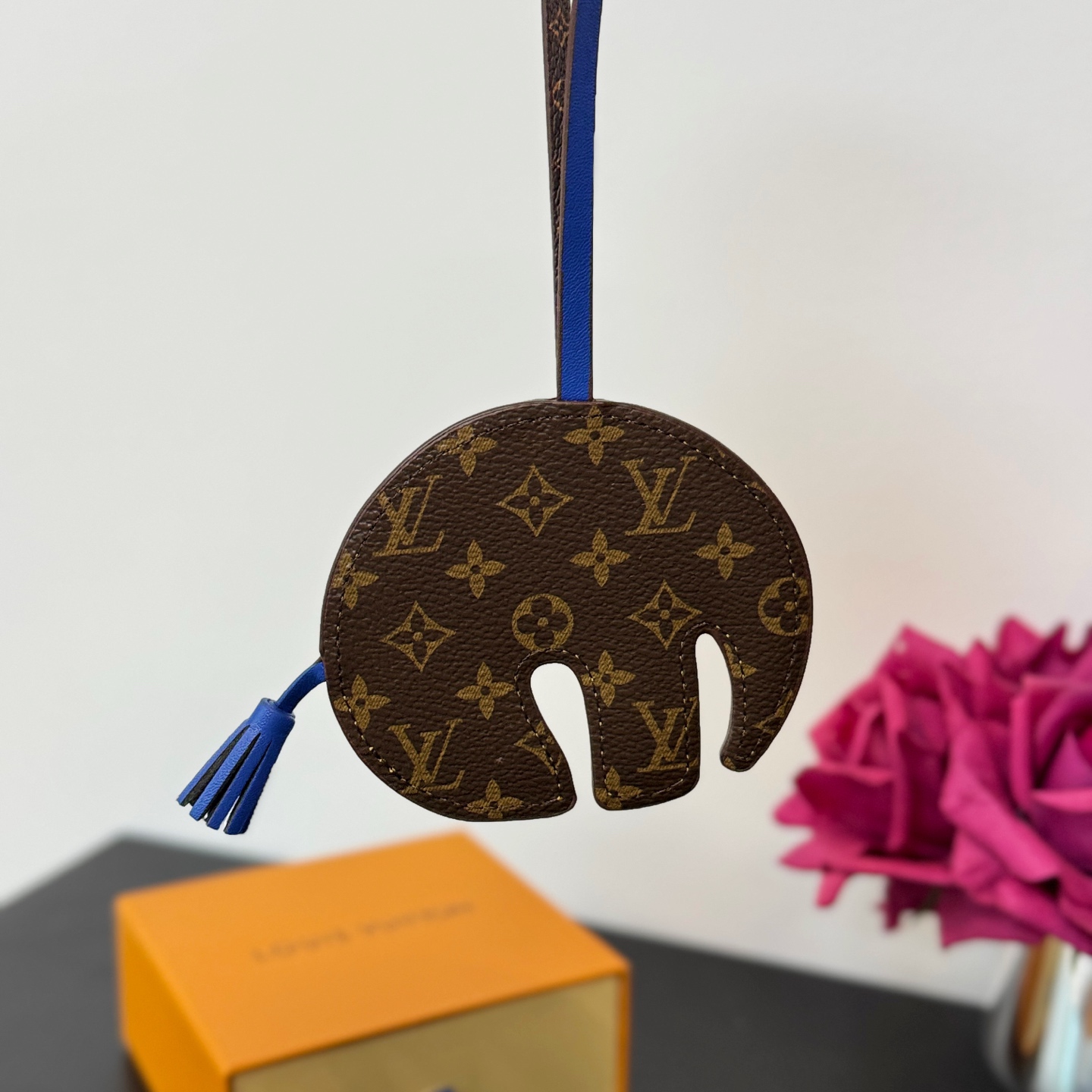 ❤️105包邮/原单代购级别
新品❗️ M02325
☀️Louis Vuitton 路易威登LV大象🐘挂件挂饰包挂
☀️LV Elephant包饰以明丽皮革剪裁萌趣大象形象，回溯Gaston Vuitton 于 1930年代打造的儿童玩具。Monogram帆布耳朵和Monogram 花卉眼眸标注品牌身份，摩登设计可为挚爱手袋注入盎然意趣。