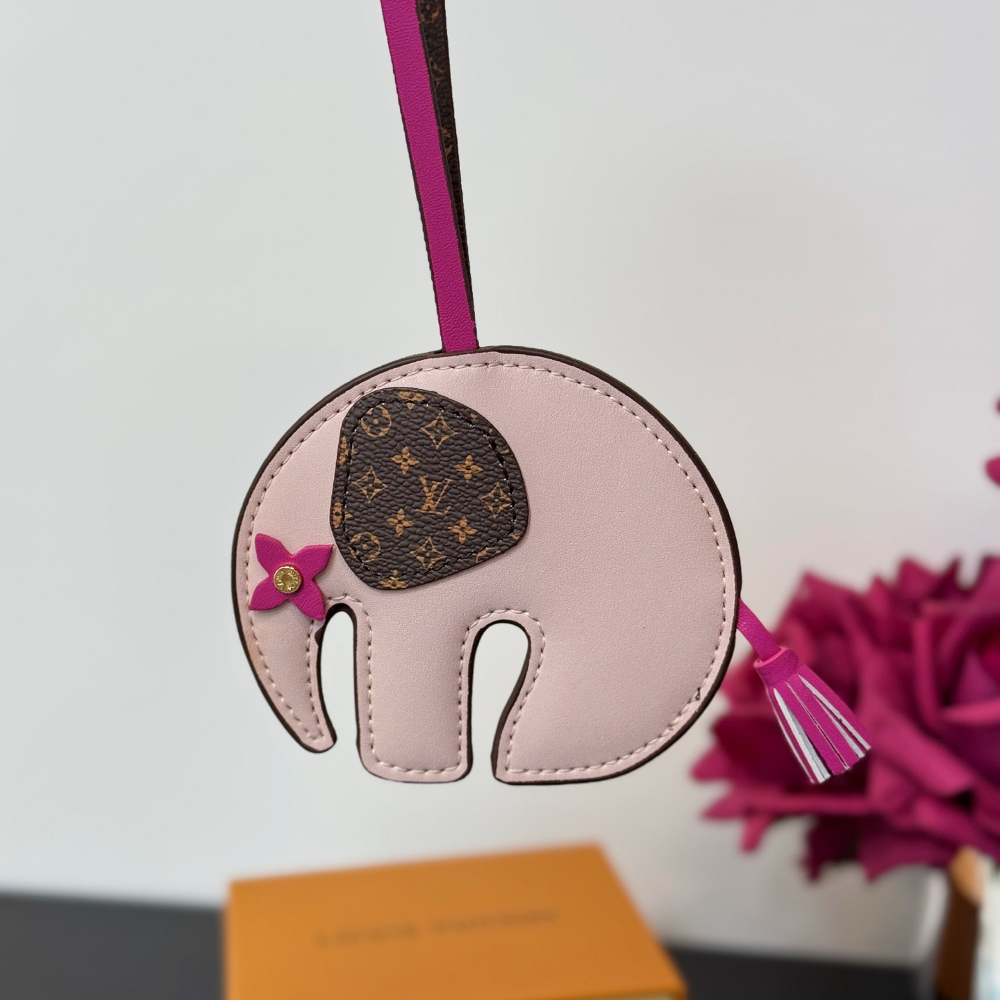 ❤️105包邮/原单代购级别
新品❗️ MO2383
☀️Louis Vuitton 路易威登LV大象🐘挂件挂饰包挂
☀️LV Elephant包饰以明丽皮革剪裁萌趣大象形象，回溯Gaston Vuitton 于 1930年代打造的儿童玩具。Monogram帆布耳朵和Monogram 花卉眼眸标注品牌身份，摩登设计可为挚爱手袋注入盎然意趣。
