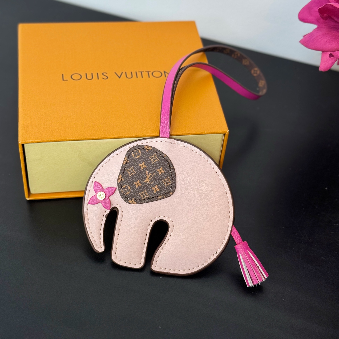 ❤️105包邮/原单代购级别
新品❗️ MO2383
☀️Louis Vuitton 路易威登LV大象🐘挂件挂饰包挂
☀️LV Elephant包饰以明丽皮革剪裁萌趣大象形象，回溯Gaston Vuitton 于 1930年代打造的儿童玩具。Monogram帆布耳朵和Monogram 花卉眼眸标注品牌身份，摩登设计可为挚爱手袋注入盎然意趣。