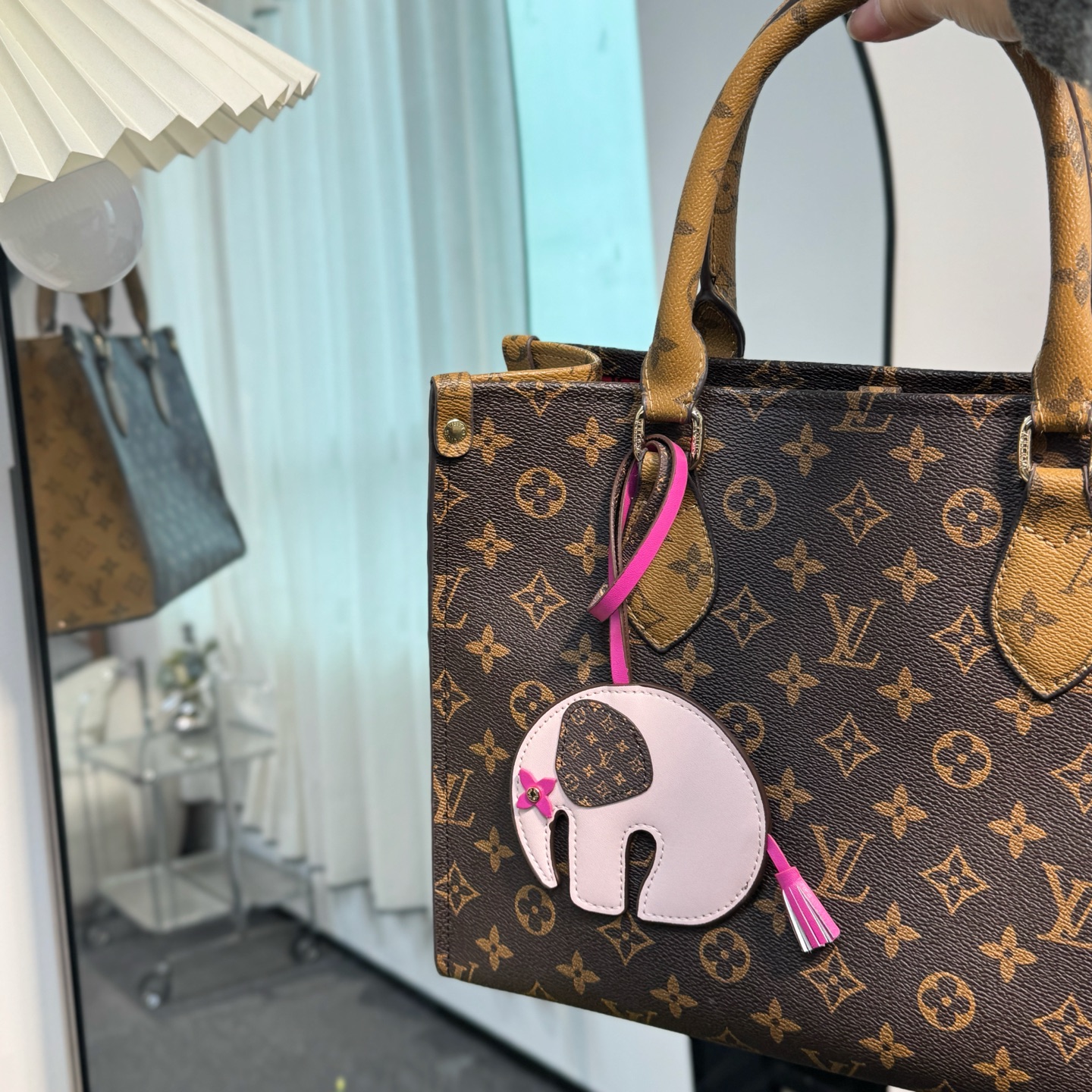 ❤️105包邮/原单代购级别
新品❗️ MO2383
☀️Louis Vuitton 路易威登LV大象🐘挂件挂饰包挂
☀️LV Elephant包饰以明丽皮革剪裁萌趣大象形象，回溯Gaston Vuitton 于 1930年代打造的儿童玩具。Monogram帆布耳朵和Monogram 花卉眼眸标注品牌身份，摩登设计可为挚爱手袋注入盎然意趣。