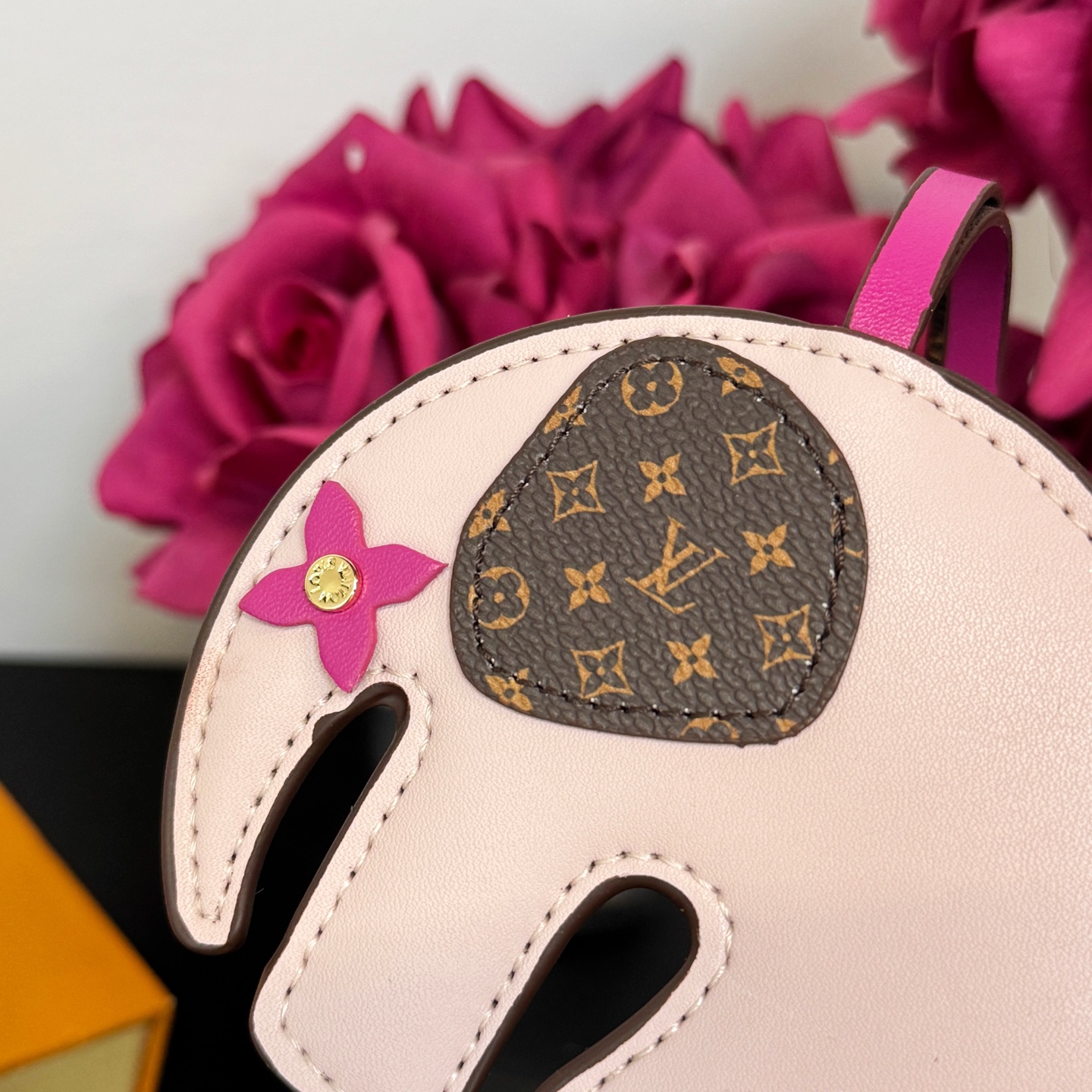 ❤️105包邮/原单代购级别
新品❗️ MO2383
☀️Louis Vuitton 路易威登LV大象🐘挂件挂饰包挂
☀️LV Elephant包饰以明丽皮革剪裁萌趣大象形象，回溯Gaston Vuitton 于 1930年代打造的儿童玩具。Monogram帆布耳朵和Monogram 花卉眼眸标注品牌身份，摩登设计可为挚爱手袋注入盎然意趣。