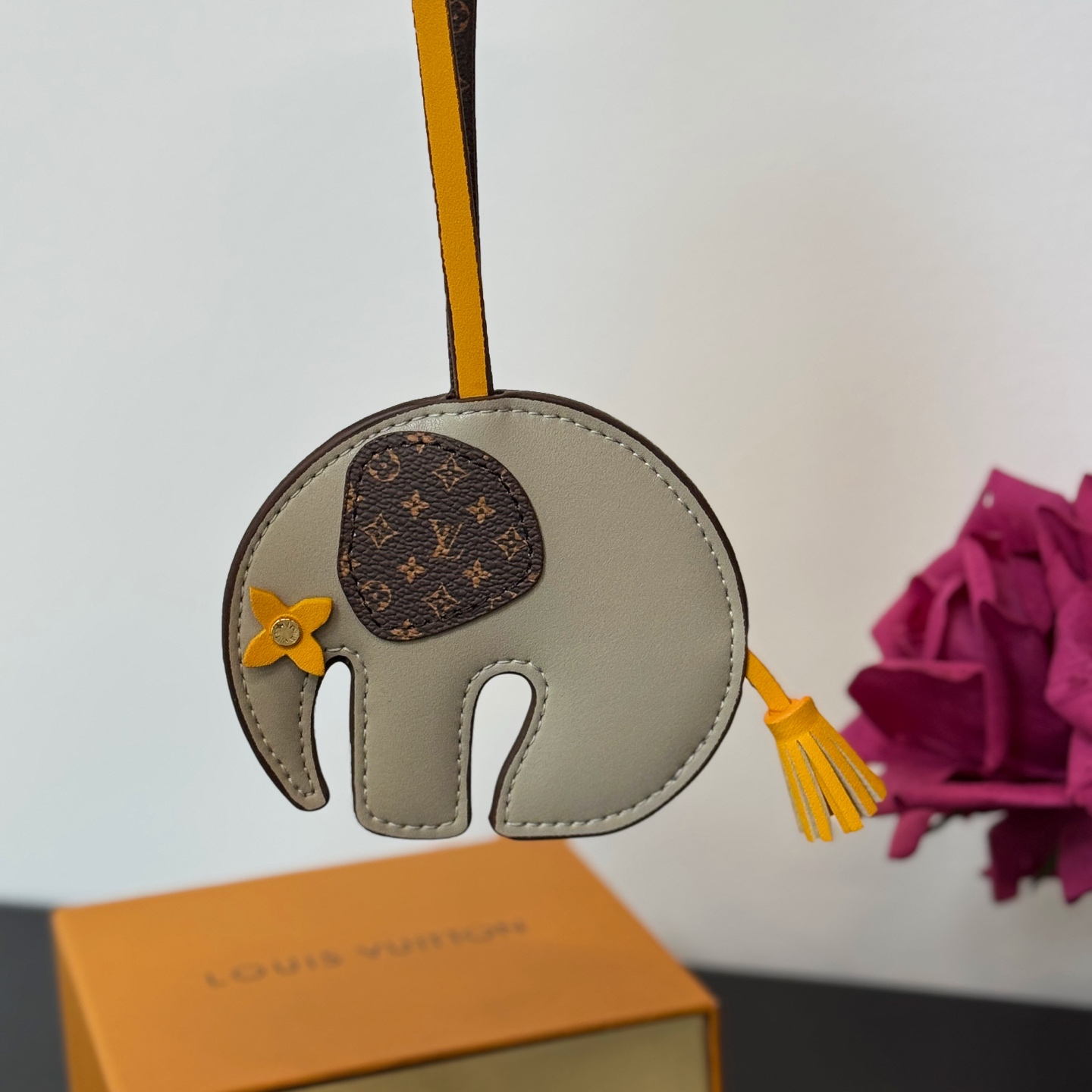 ❤️105包邮/原单代购级别
新品❗️ M02384
☀️Louis Vuitton 路易威登LV大象🐘挂件挂饰包挂
☀️LV Elephant包饰以明丽皮革剪裁萌趣大象形象，回溯Gaston Vuitton 于 1930年代打造的儿童玩具。Monogram帆布耳朵和Monogram 花卉眼眸标注品牌身份，摩登设计可为挚爱手袋注入盎然意趣。