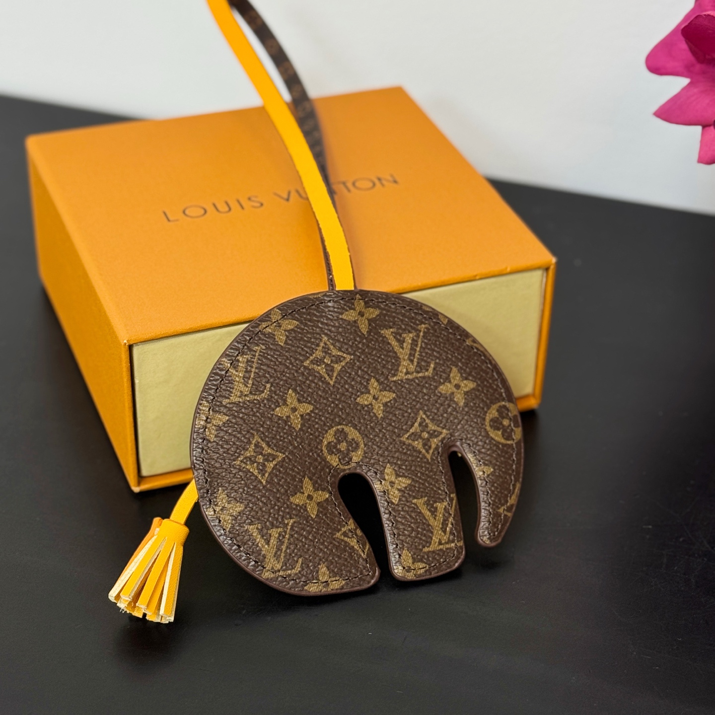 ❤️105包邮/原单代购级别
新品❗️ M02384
☀️Louis Vuitton 路易威登LV大象🐘挂件挂饰包挂
☀️LV Elephant包饰以明丽皮革剪裁萌趣大象形象，回溯Gaston Vuitton 于 1930年代打造的儿童玩具。Monogram帆布耳朵和Monogram 花卉眼眸标注品牌身份，摩登设计可为挚爱手袋注入盎然意趣。