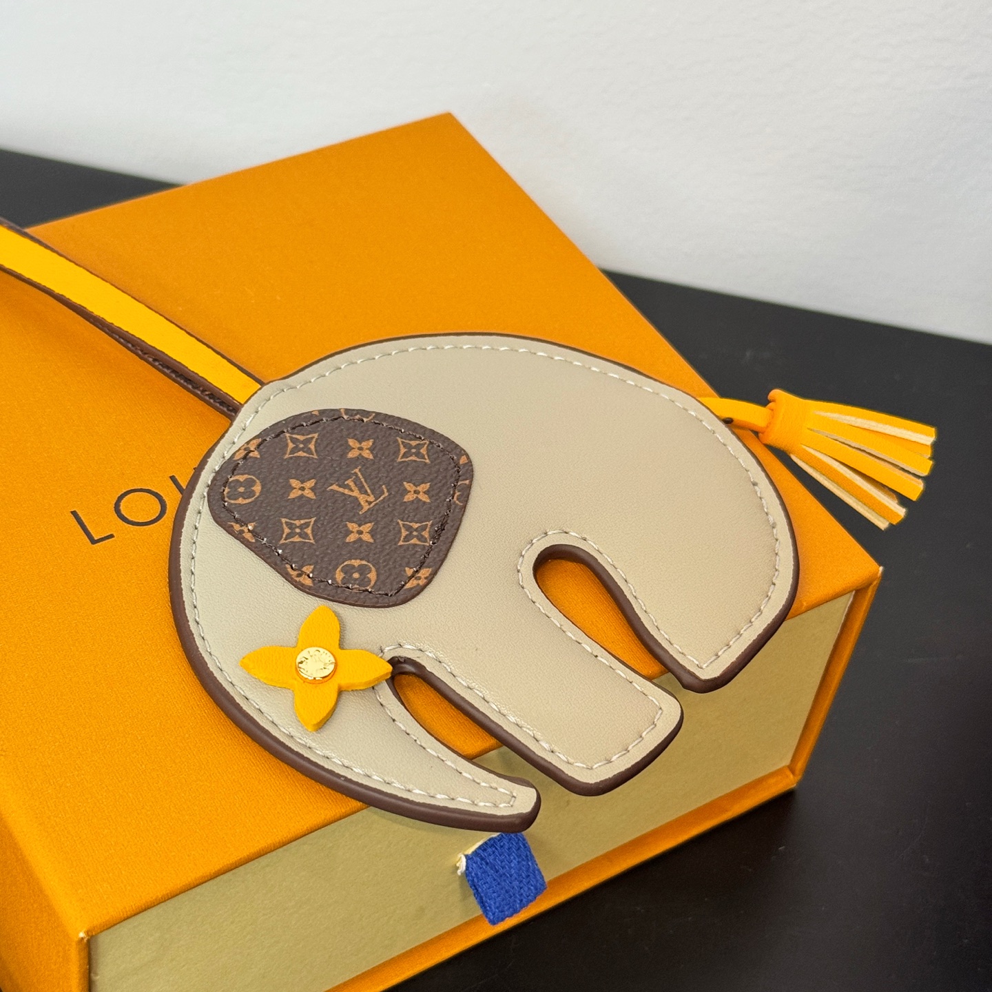 ❤️105包邮/原单代购级别
新品❗️ M02384
☀️Louis Vuitton 路易威登LV大象🐘挂件挂饰包挂
☀️LV Elephant包饰以明丽皮革剪裁萌趣大象形象，回溯Gaston Vuitton 于 1930年代打造的儿童玩具。Monogram帆布耳朵和Monogram 花卉眼眸标注品牌身份，摩登设计可为挚爱手袋注入盎然意趣。
