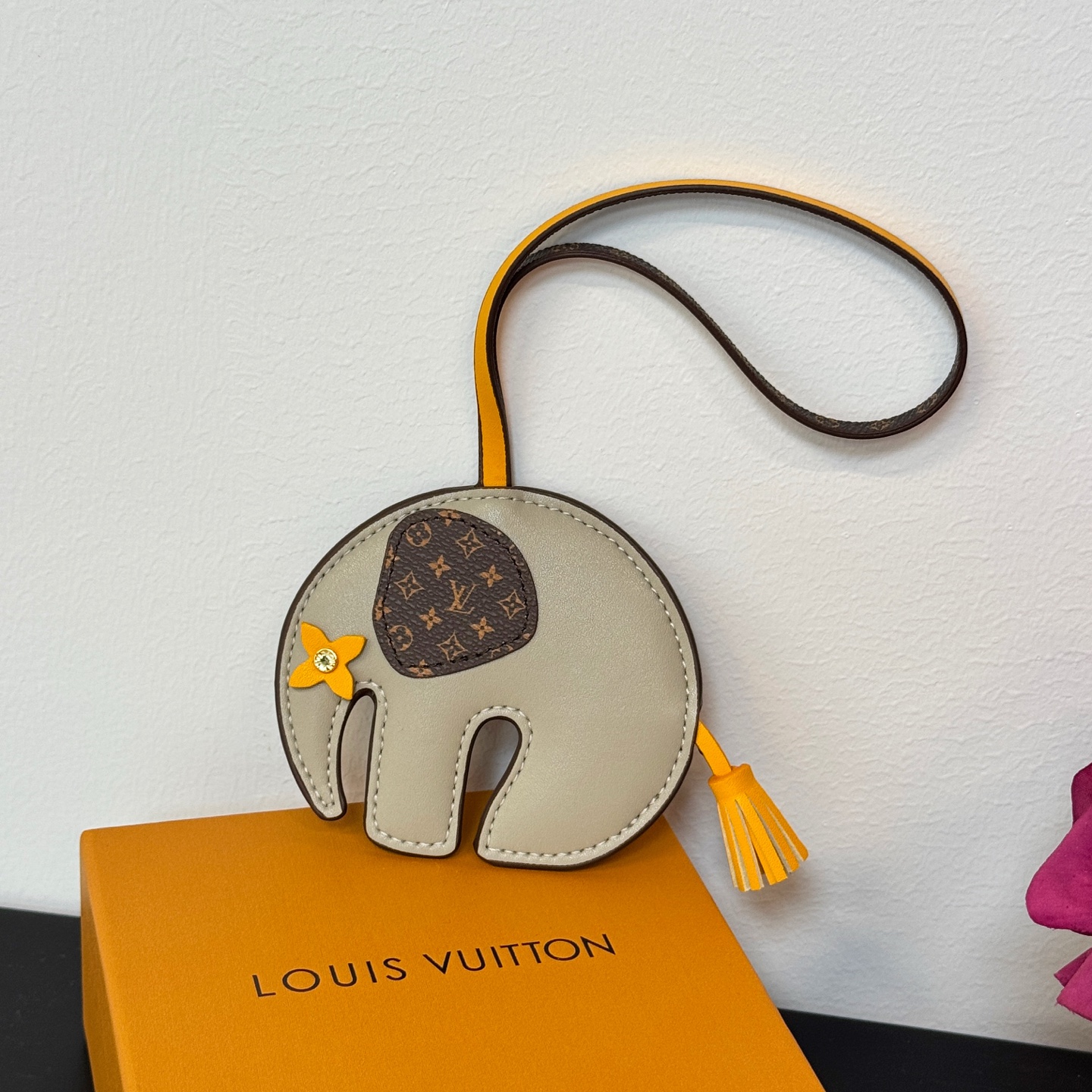 ❤️105包邮/原单代购级别
新品❗️ M02384
☀️Louis Vuitton 路易威登LV大象🐘挂件挂饰包挂
☀️LV Elephant包饰以明丽皮革剪裁萌趣大象形象，回溯Gaston Vuitton 于 1930年代打造的儿童玩具。Monogram帆布耳朵和Monogram 花卉眼眸标注品牌身份，摩登设计可为挚爱手袋注入盎然意趣。