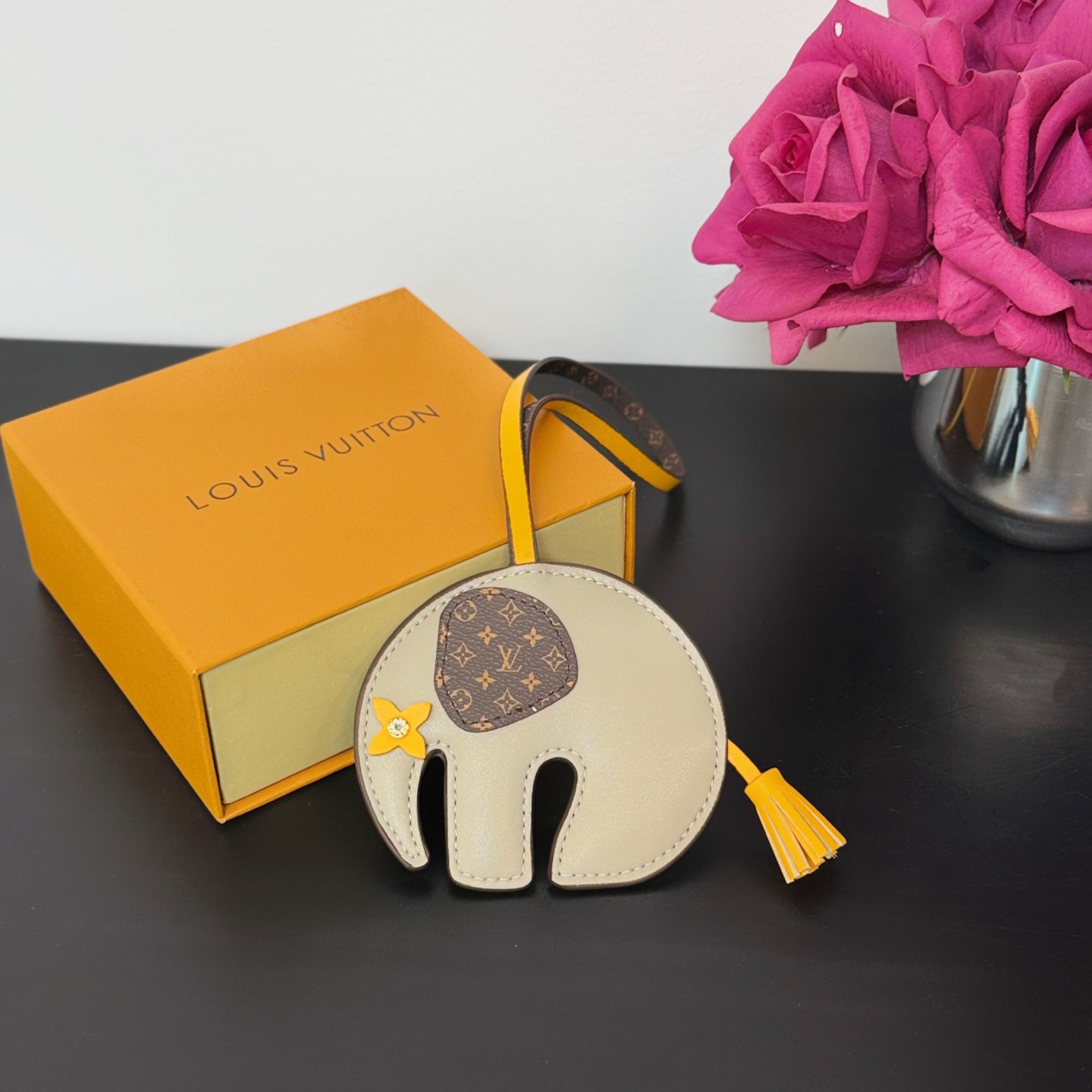 ❤️105包邮/原单代购级别
新品❗️ M02384
☀️Louis Vuitton 路易威登LV大象🐘挂件挂饰包挂
☀️LV Elephant包饰以明丽皮革剪裁萌趣大象形象，回溯Gaston Vuitton 于 1930年代打造的儿童玩具。Monogram帆布耳朵和Monogram 花卉眼眸标注品牌身份，摩登设计可为挚爱手袋注入盎然意趣。