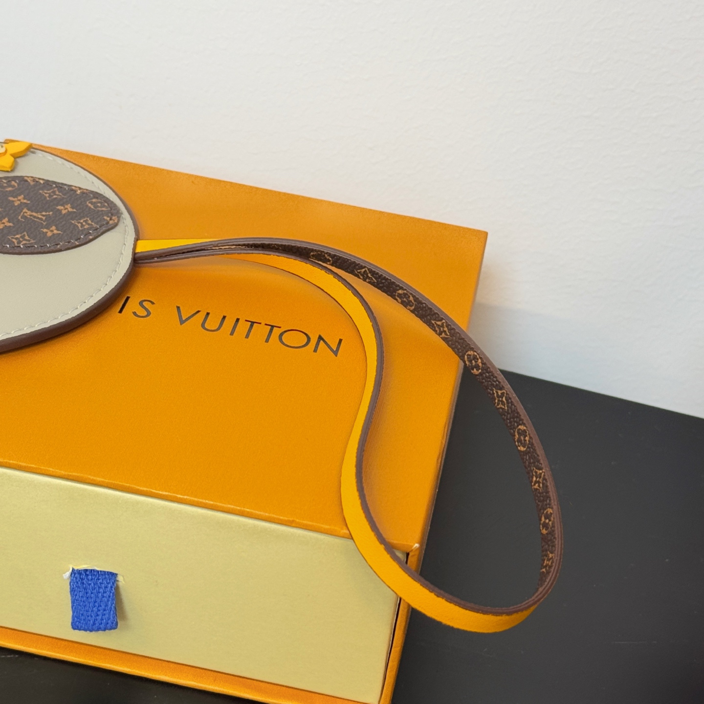 ❤️105包邮/原单代购级别
新品❗️ M02384
☀️Louis Vuitton 路易威登LV大象🐘挂件挂饰包挂
☀️LV Elephant包饰以明丽皮革剪裁萌趣大象形象，回溯Gaston Vuitton 于 1930年代打造的儿童玩具。Monogram帆布耳朵和Monogram 花卉眼眸标注品牌身份，摩登设计可为挚爱手袋注入盎然意趣。